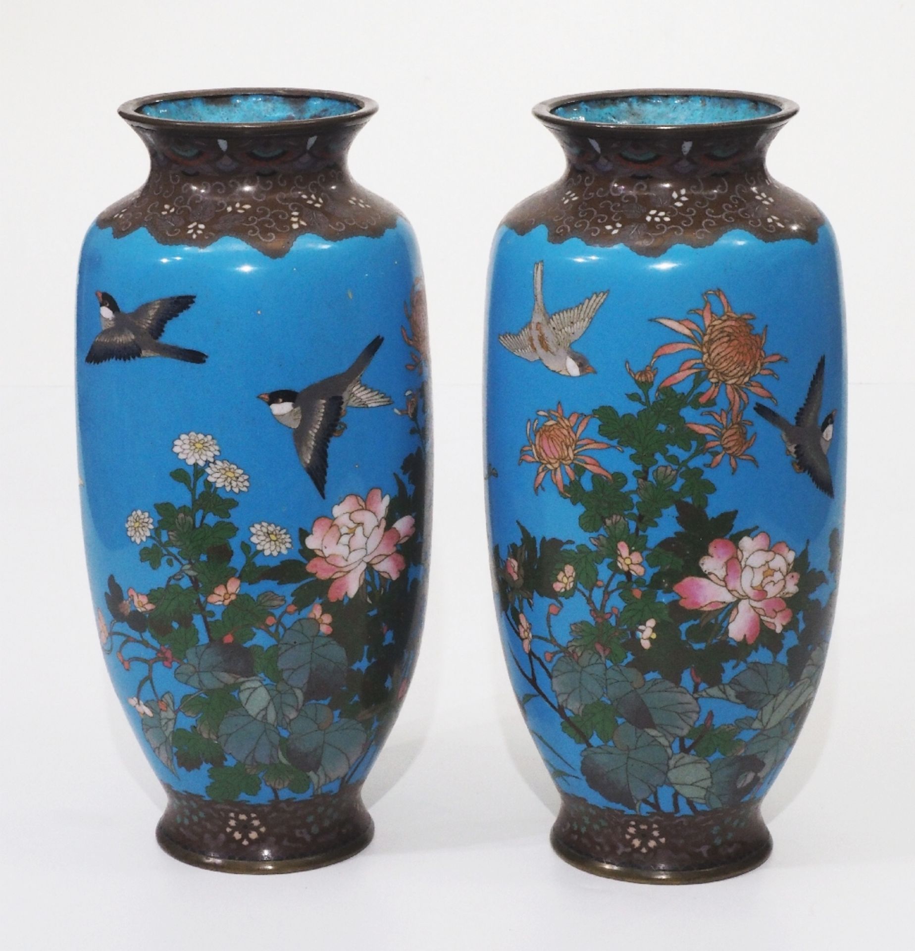 Paar Cloisonne-Emaillle-Vasen mit Phantasienvögeln. Asien/Japan, wohl Meiji-Periode.