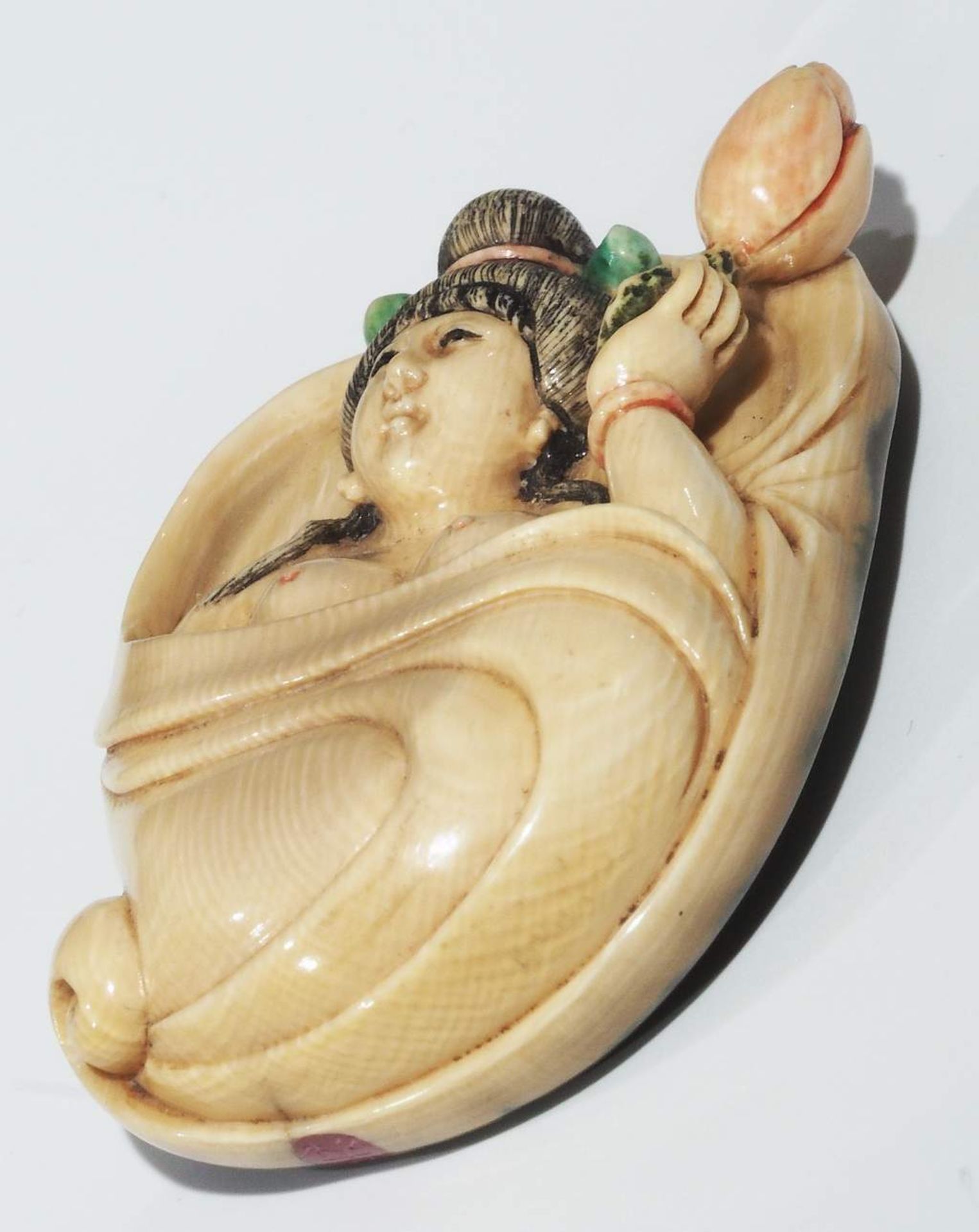 Netsuke, kleine Schnitzfigur, Japan. Erotika, - Bild 5 aus 8