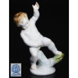 Kinderfigur "Frecher Putto", steht an einem drapiertem Baumstumpf.   HEREND/Ungarn. Modellnummer 525