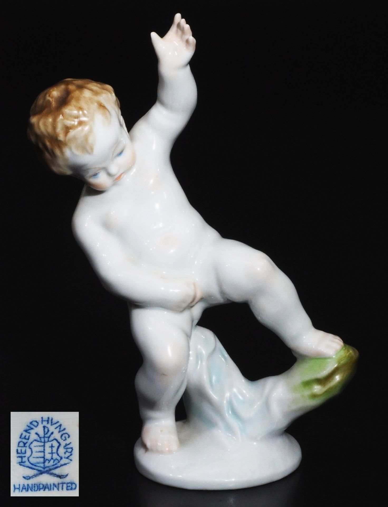 Kinderfigur "Frecher Putto", steht an einem drapiertem Baumstumpf.   HEREND/Ungarn. Modellnummer 525