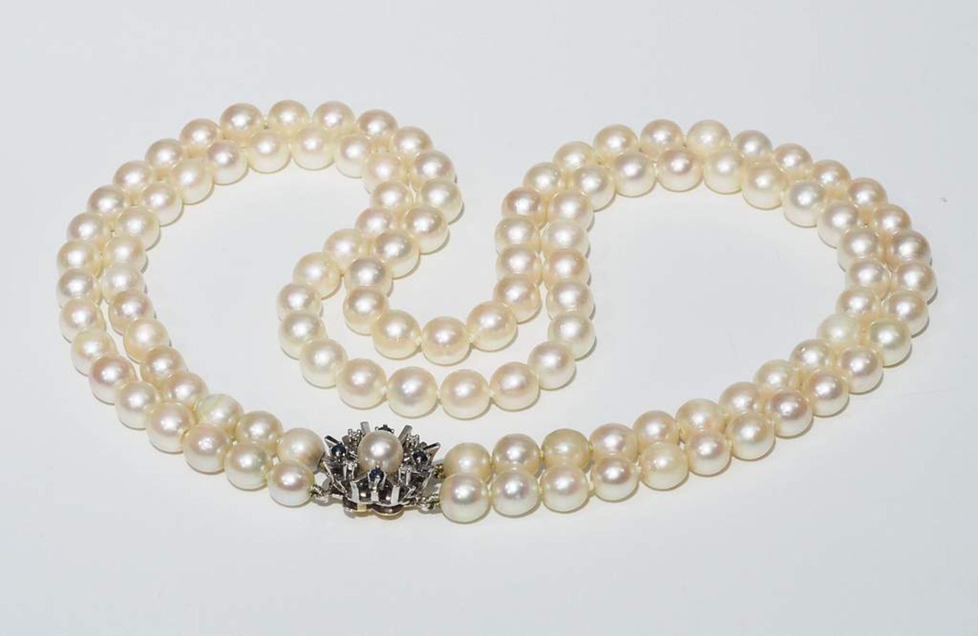 Zweireihige Perlenkette, Schmuckverschluß aus 750iger Gelb- und Weißgold - Bild 6 aus 8