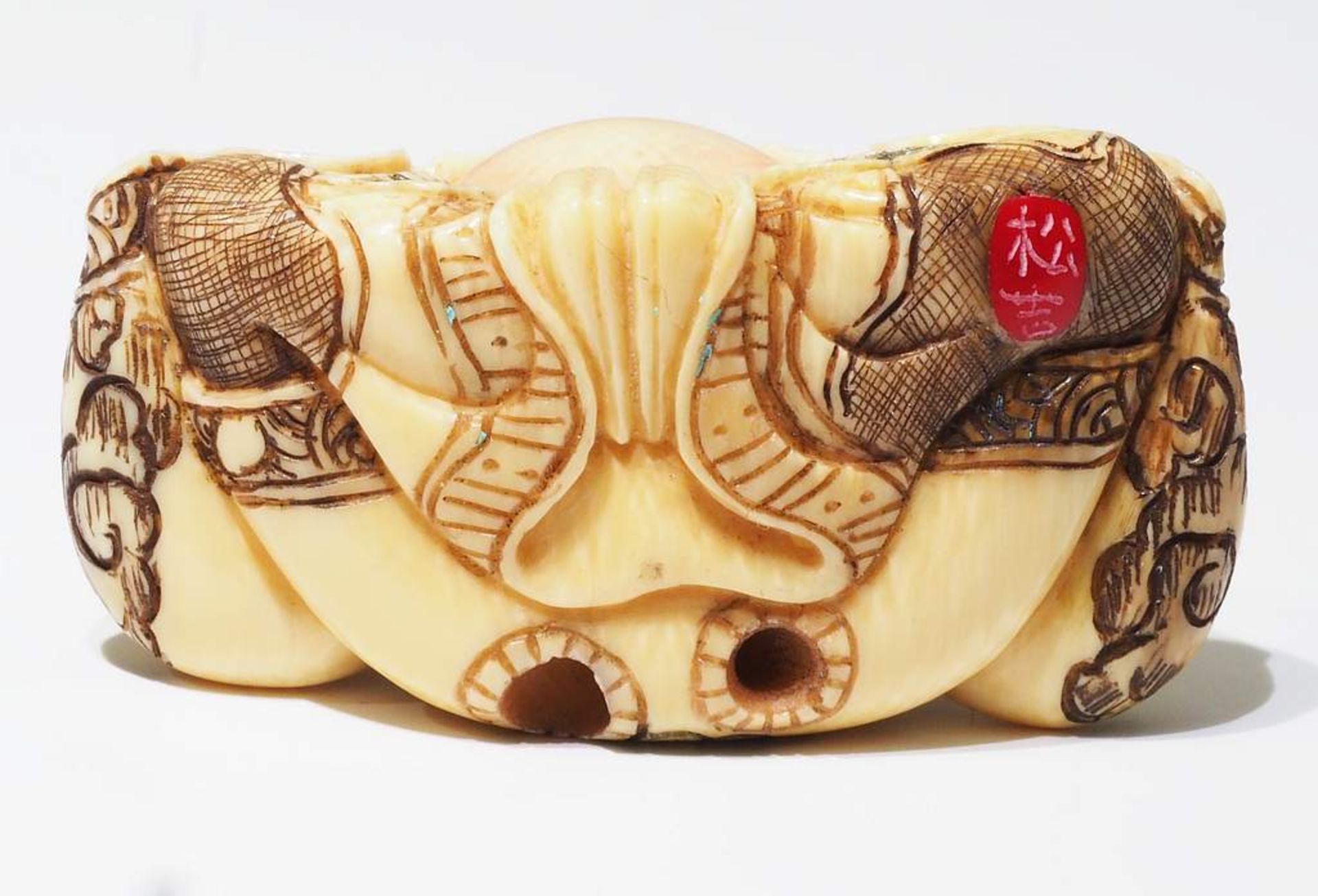 Netsuke, kleine Schnitzfigur Japan. "Sitzender Glücksgott". - Bild 6 aus 8