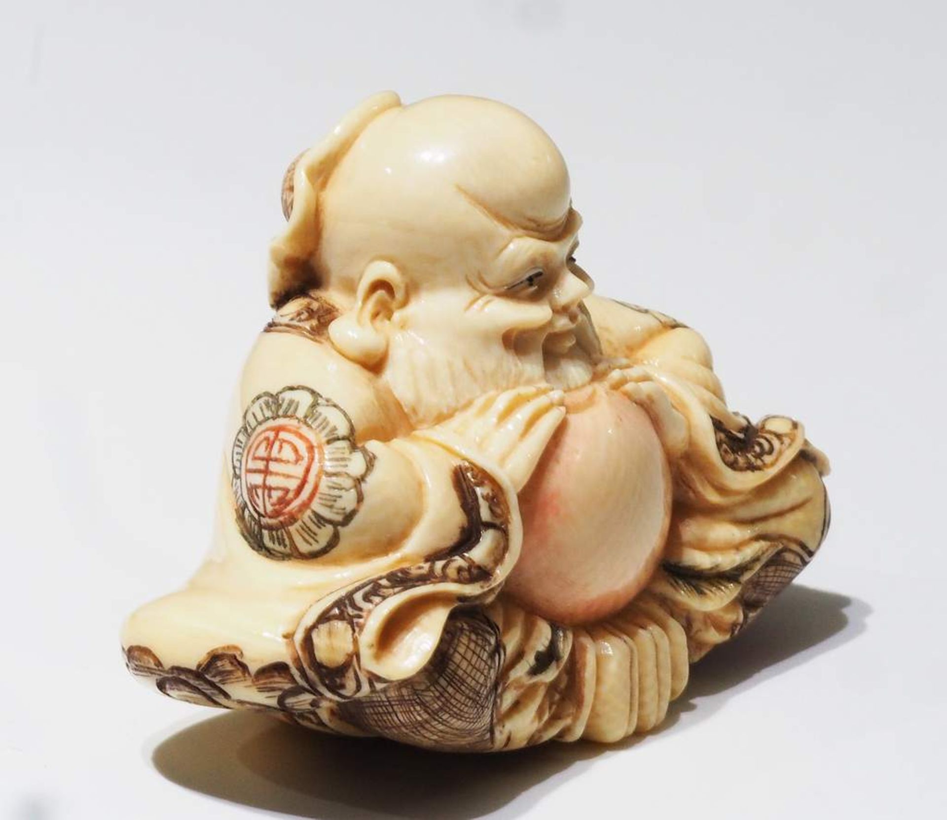 Netsuke, kleine Schnitzfigur Japan. "Sitzender Glücksgott". - Bild 5 aus 8