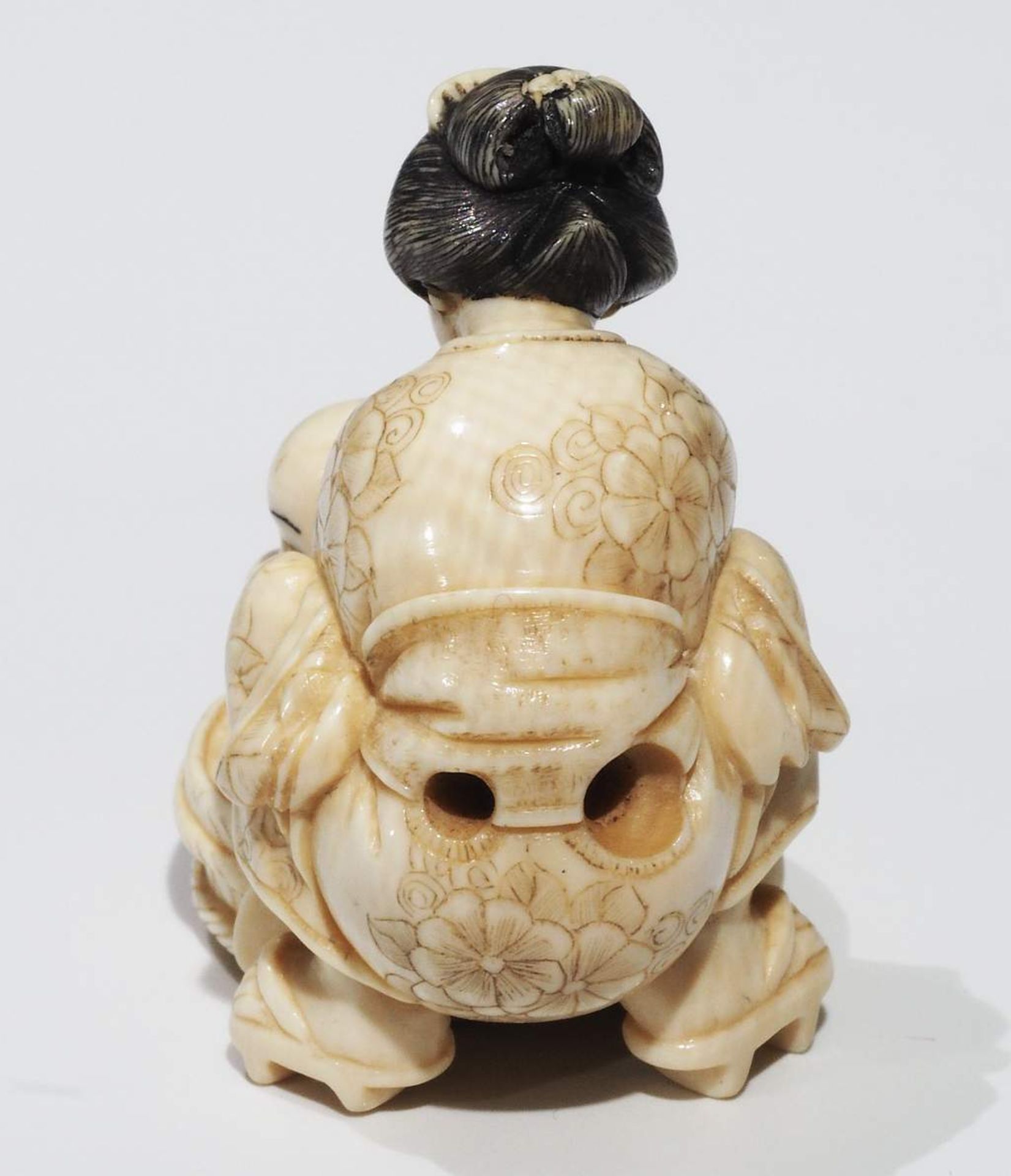 Netsuke, kleine Schnitzfigur Japan. "Mutter mit Kind im Waschzuber". - Bild 4 aus 8