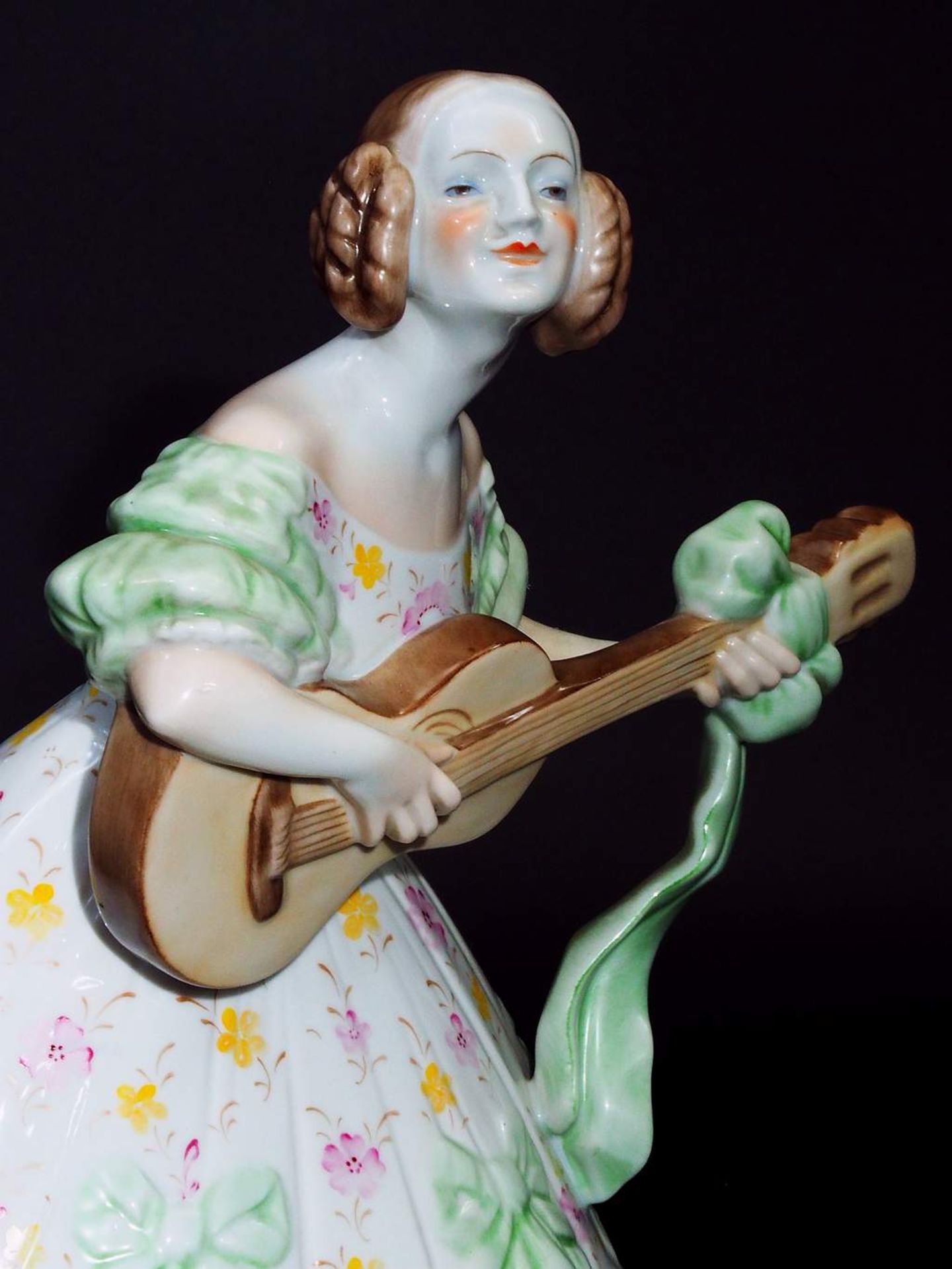 Biedermeier-Dame Mrs. Dery mit Gitarre. HEREND/Ungarn.   - Bild 6 aus 9