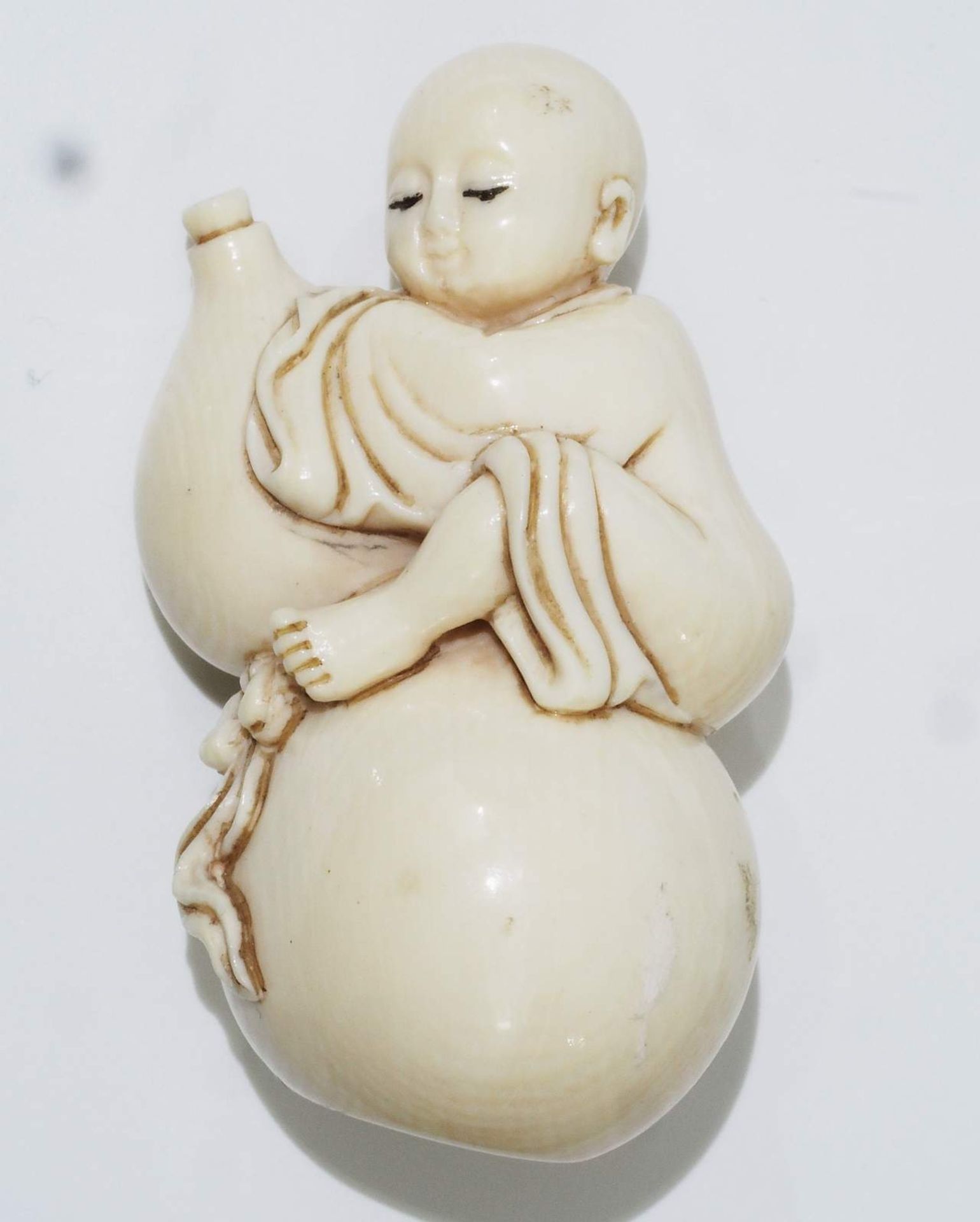 Netsuke, kleine Schnitzfigur, Japan. "Kind mit Kürbisflasche". - Bild 2 aus 8