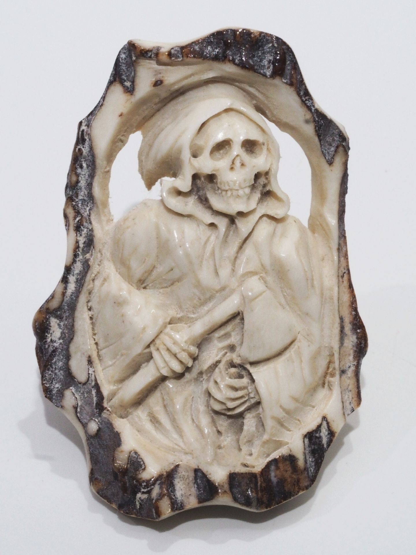 Netsuke, Schnitzfigur "Tod mit Axt", im Relief gearbeitet aus Hirschhorn