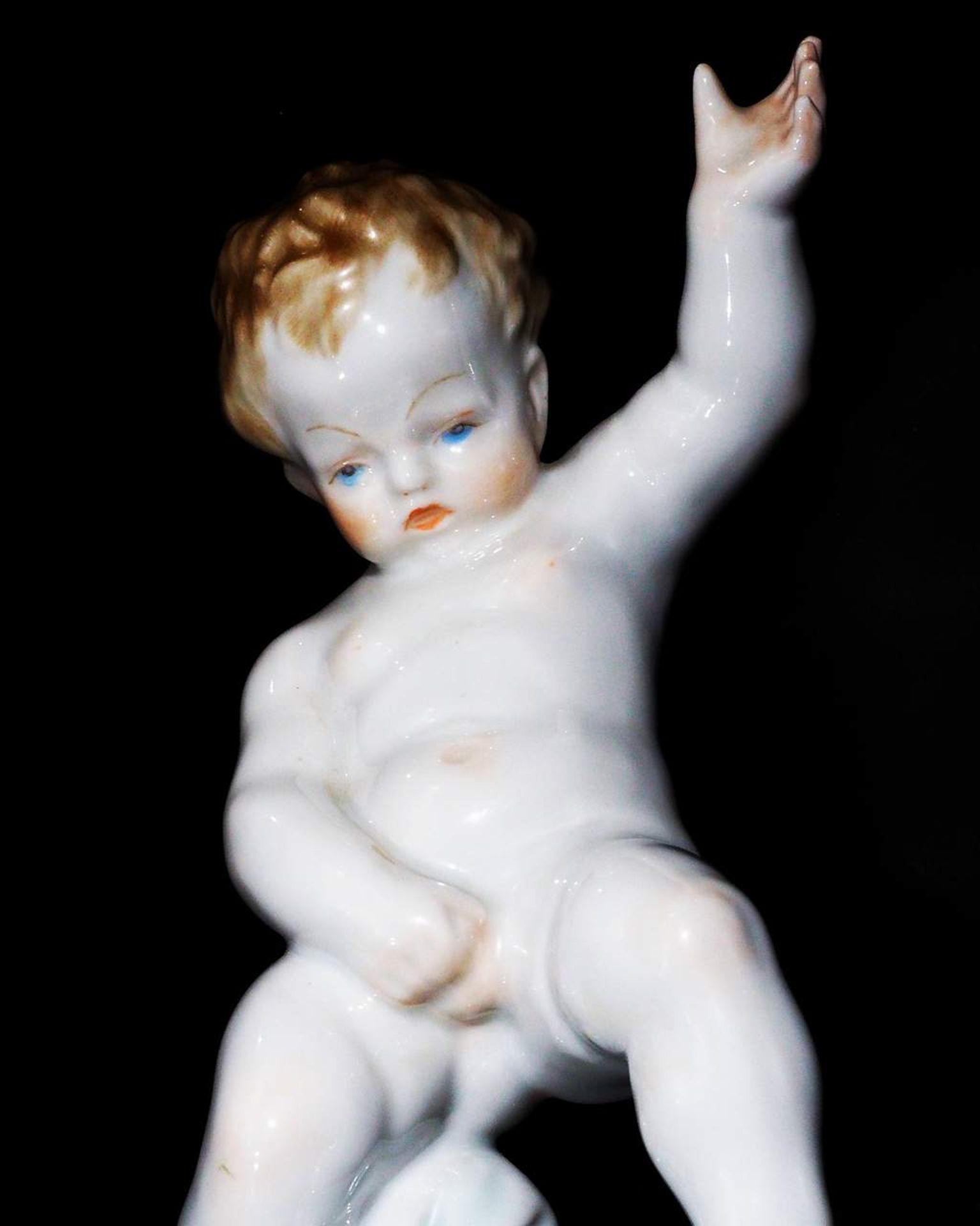 Kinderfigur "Frecher Putto", steht an einem drapiertem Baumstumpf.   HEREND/Ungarn. Modellnummer 525 - Bild 4 aus 7