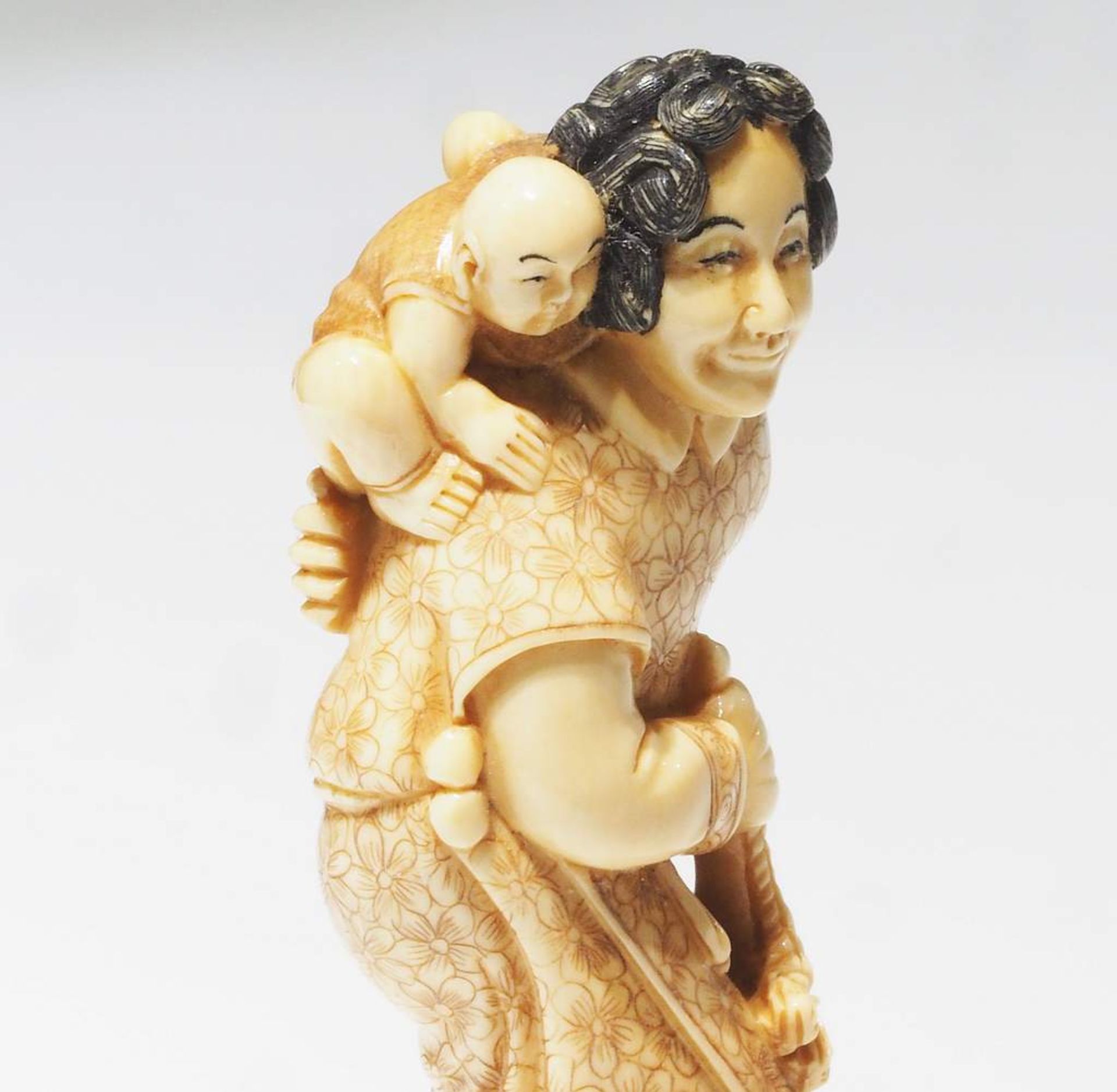 Netsuke, kleine Schnitzfigurengruppe, Japan. "Frau mit Posaune und Baby auf dem Rücken". - Bild 6 aus 8