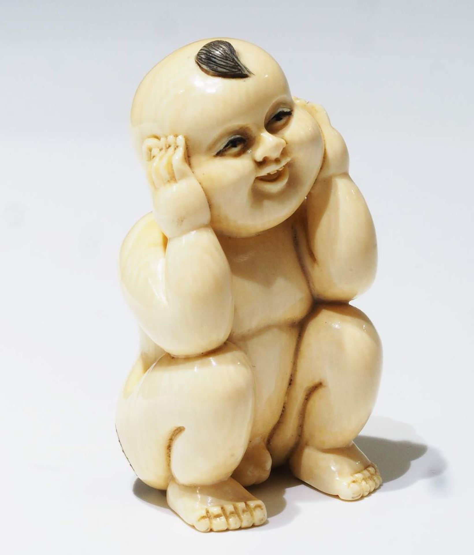 Netsuke, kleine Schnitzfigur Japan. "Kind sich die Ohren zuhaltend". - Bild 6 aus 9