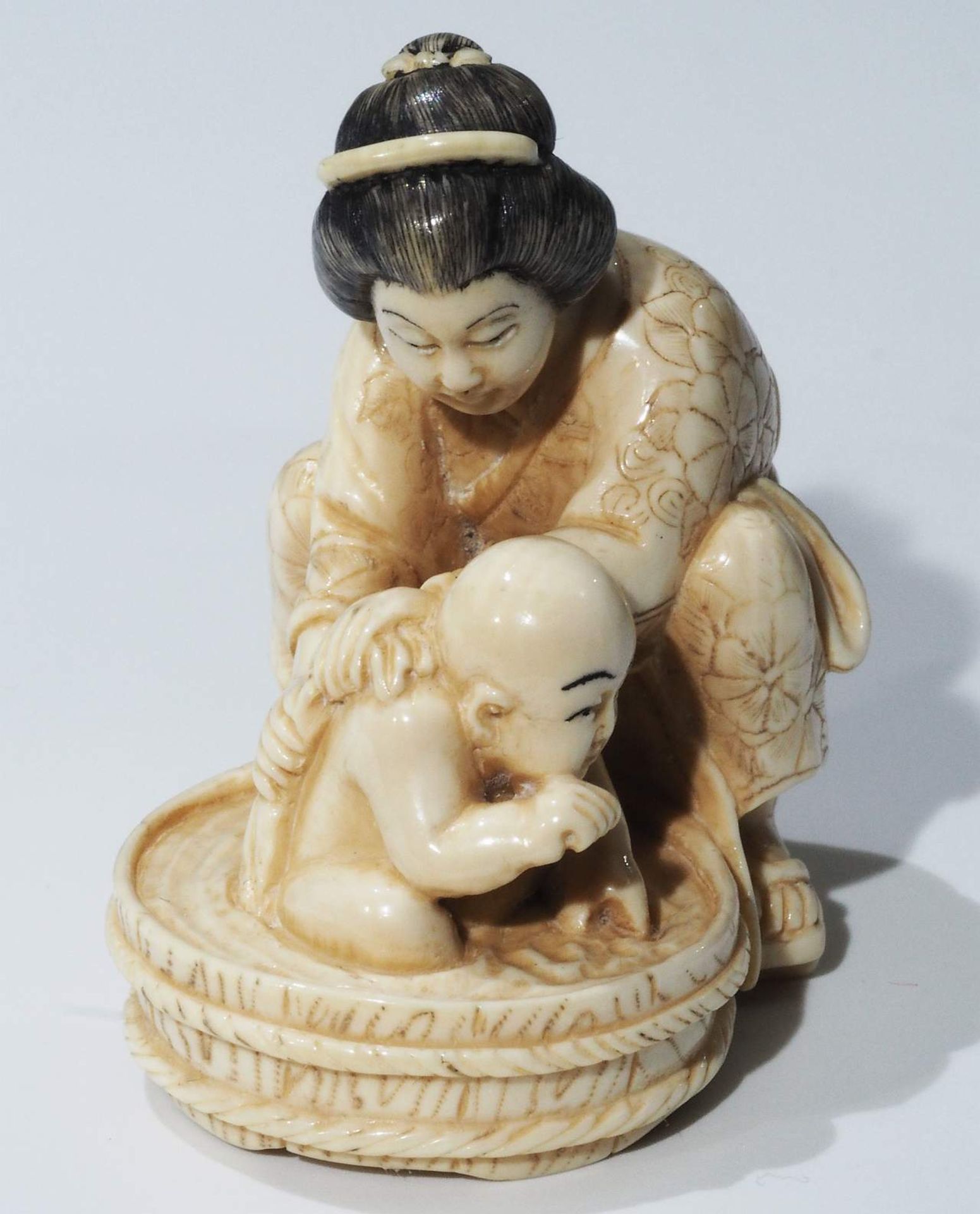 Netsuke, kleine Schnitzfigur Japan. "Mutter mit Kind im Waschzuber". - Bild 2 aus 8