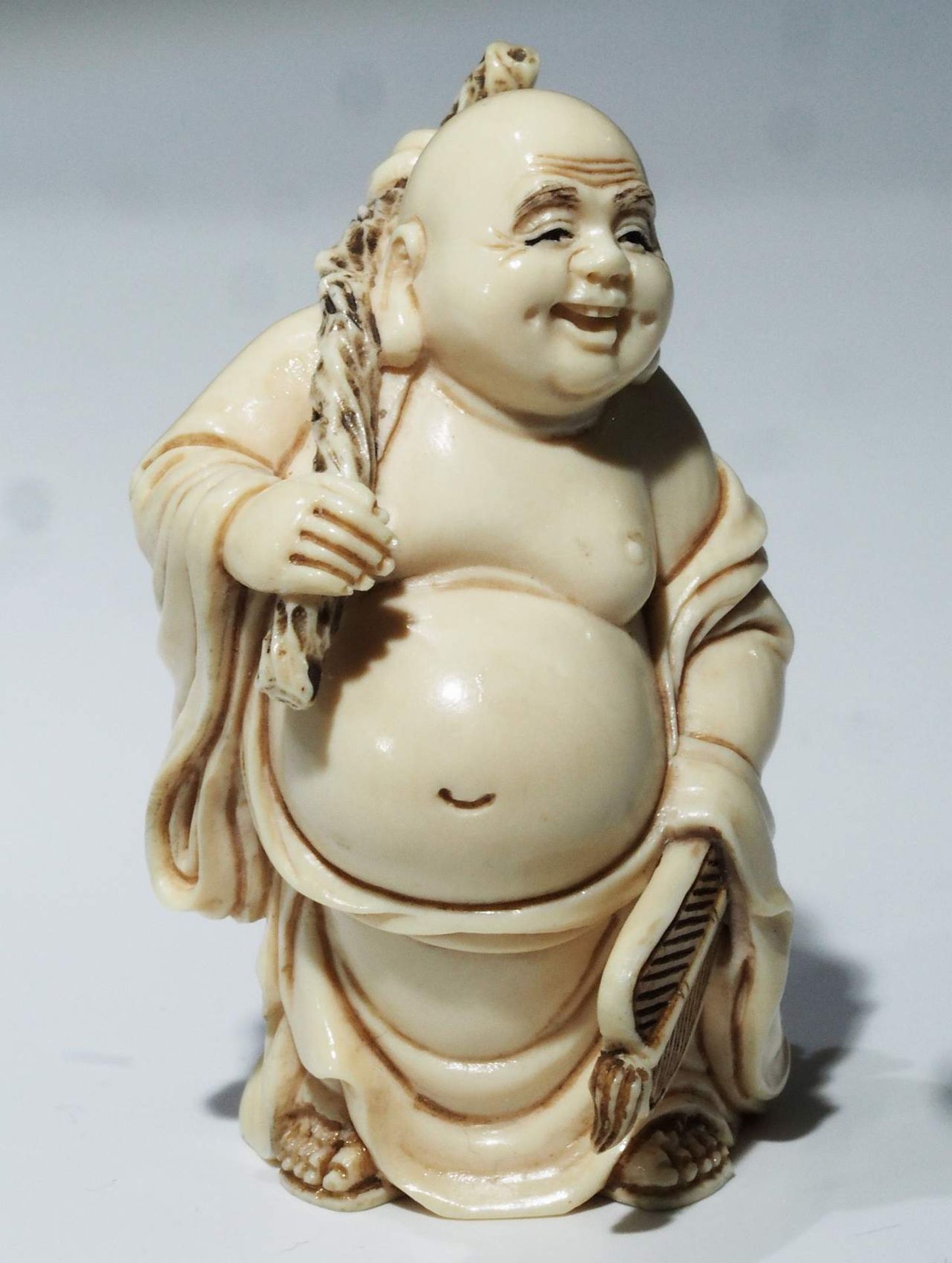 Netsuke, kleine Schnitzfigur, Japan. "Hotai mit Fächer und Geldsack auf dem Rücken tragend". - Bild 2 aus 8