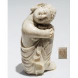 Netsuke, kleine Schnitzfigur Japan. "Fröhlich sitzender Buddha".