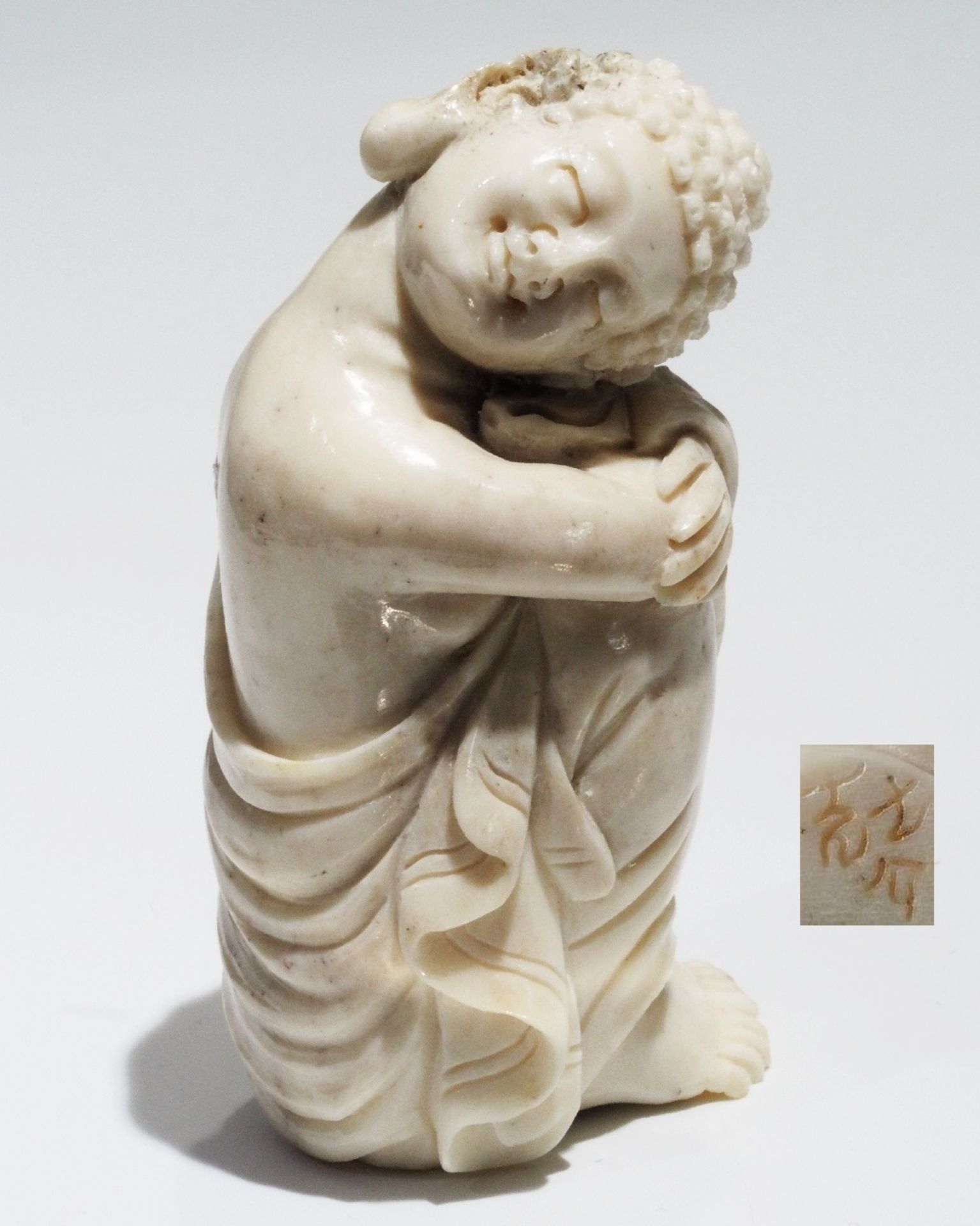 Netsuke, kleine Schnitzfigur Japan. "Fröhlich sitzender Buddha".