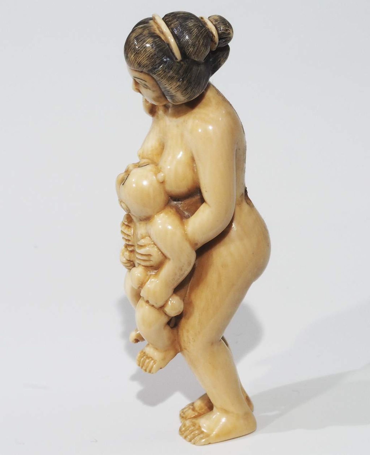 Netsuke, kleine Schnitzfigur, Japan. Erotika, Frau mit Kleinkind. - Bild 5 aus 7