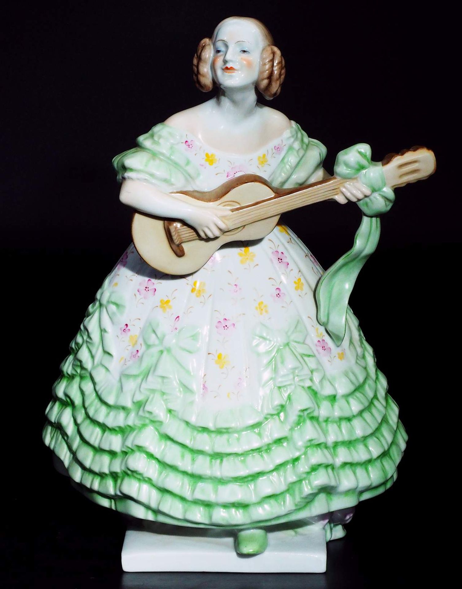 Biedermeier-Dame Mrs. Dery mit Gitarre. HEREND/Ungarn.   - Bild 2 aus 9