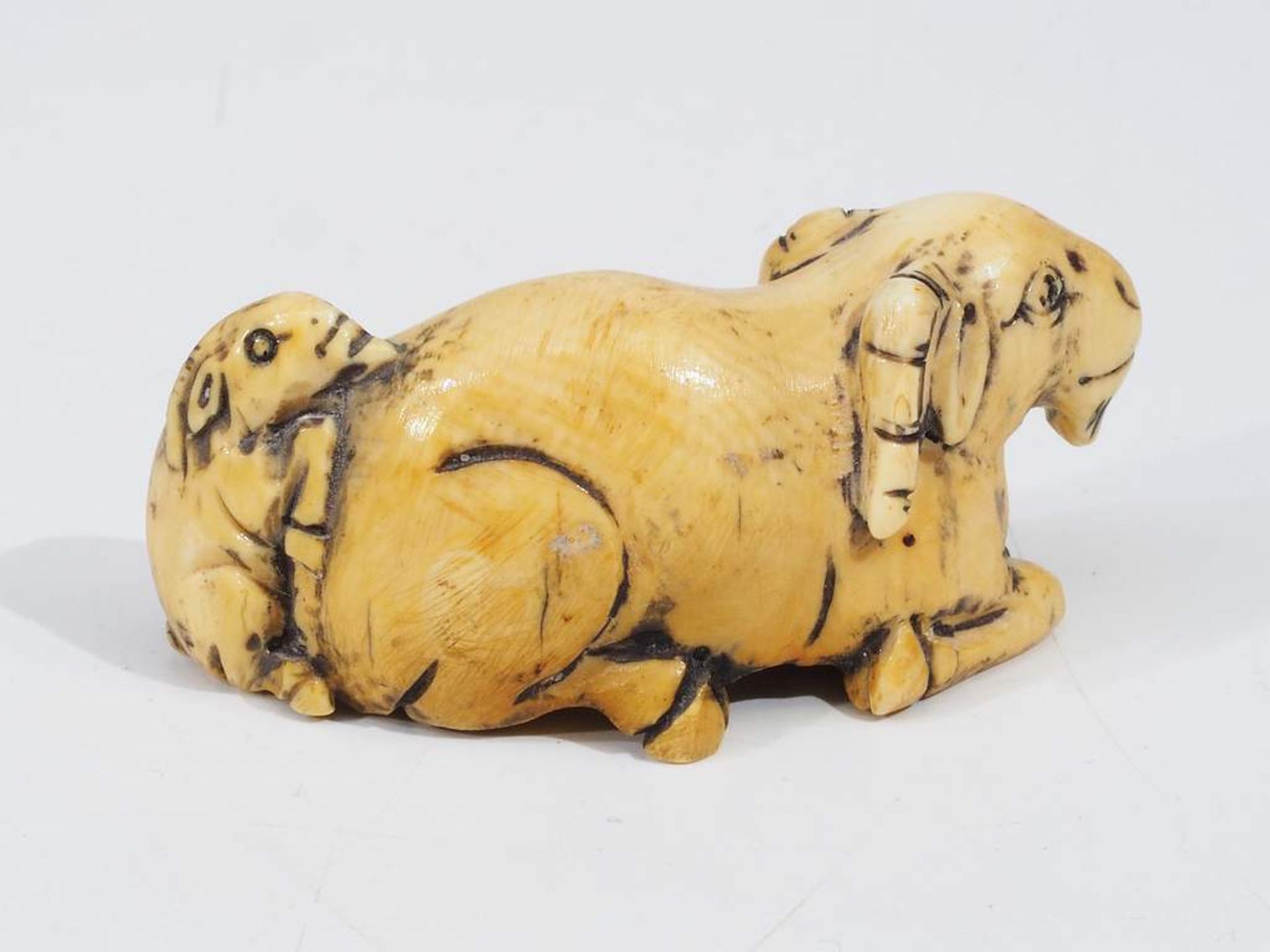 Netsuke, Kleine Schnitzfigur, Fabelwesen, "Liegende Ziege mit einem Jungen". - Image 3 of 6