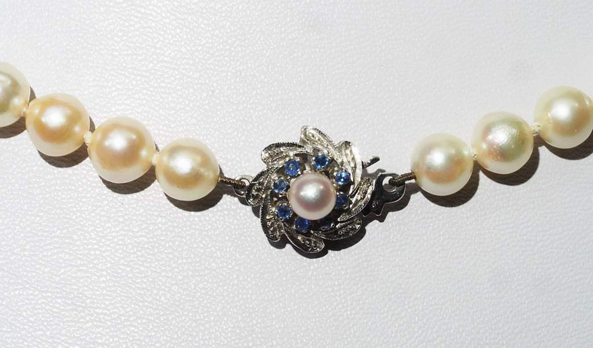 Akoya Perlenkette, einzeln verknotet mit Schmuckverschluss. - Bild 4 aus 6