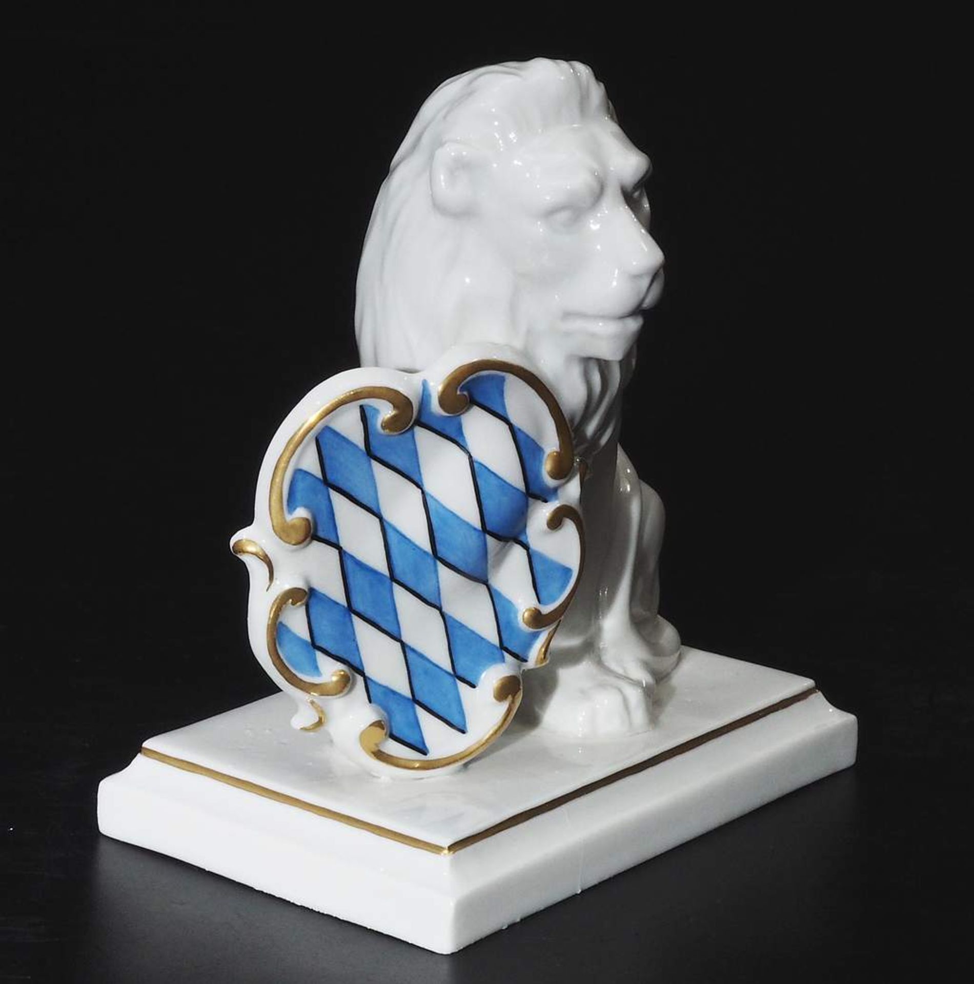 Sitzender Löwe mit blau-weißem Rautenschild - Bild 4 aus 7