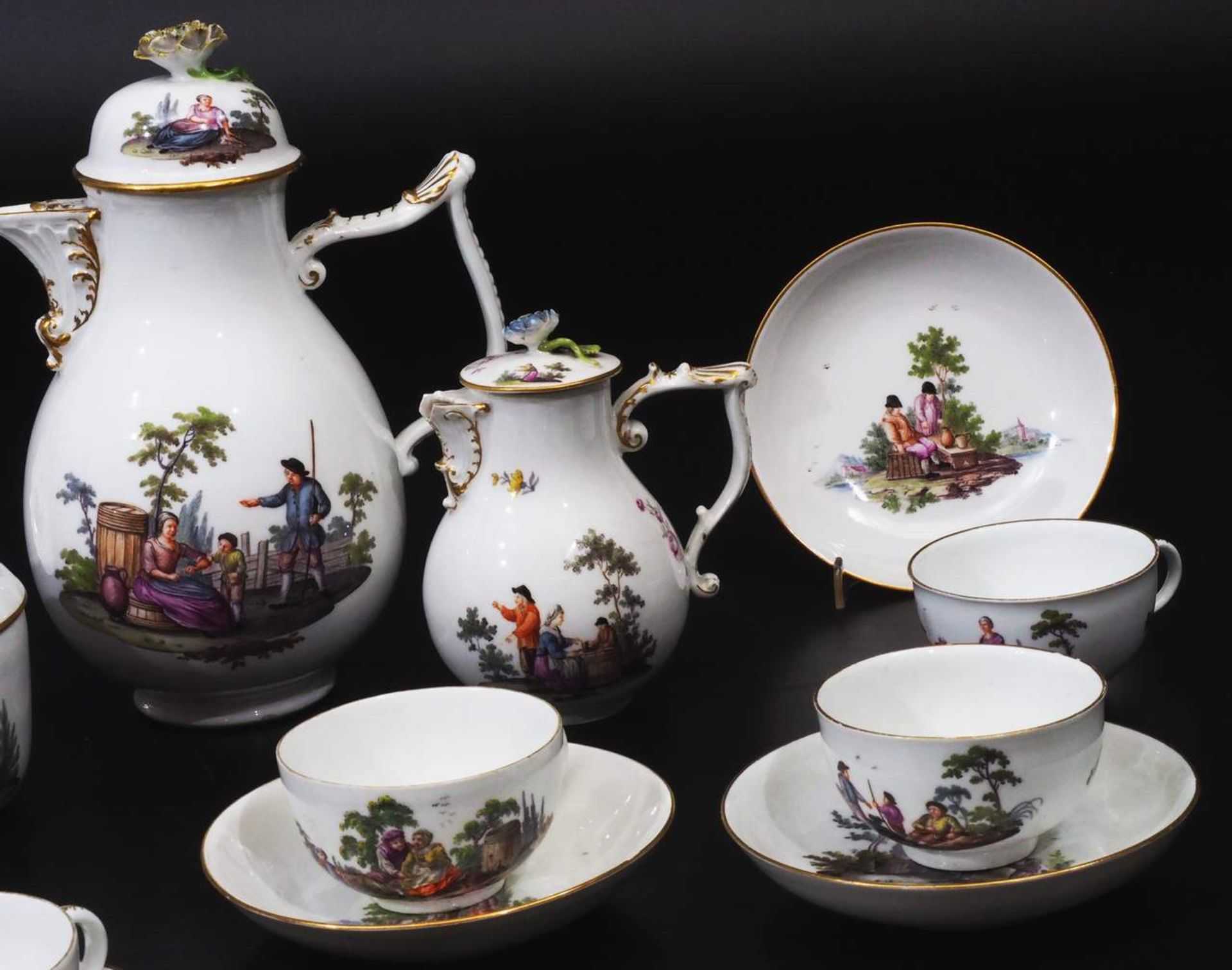 MEISSEN Service, um ca. 1750. "Bauernszenen in Landschaft". - Bild 5 aus 11