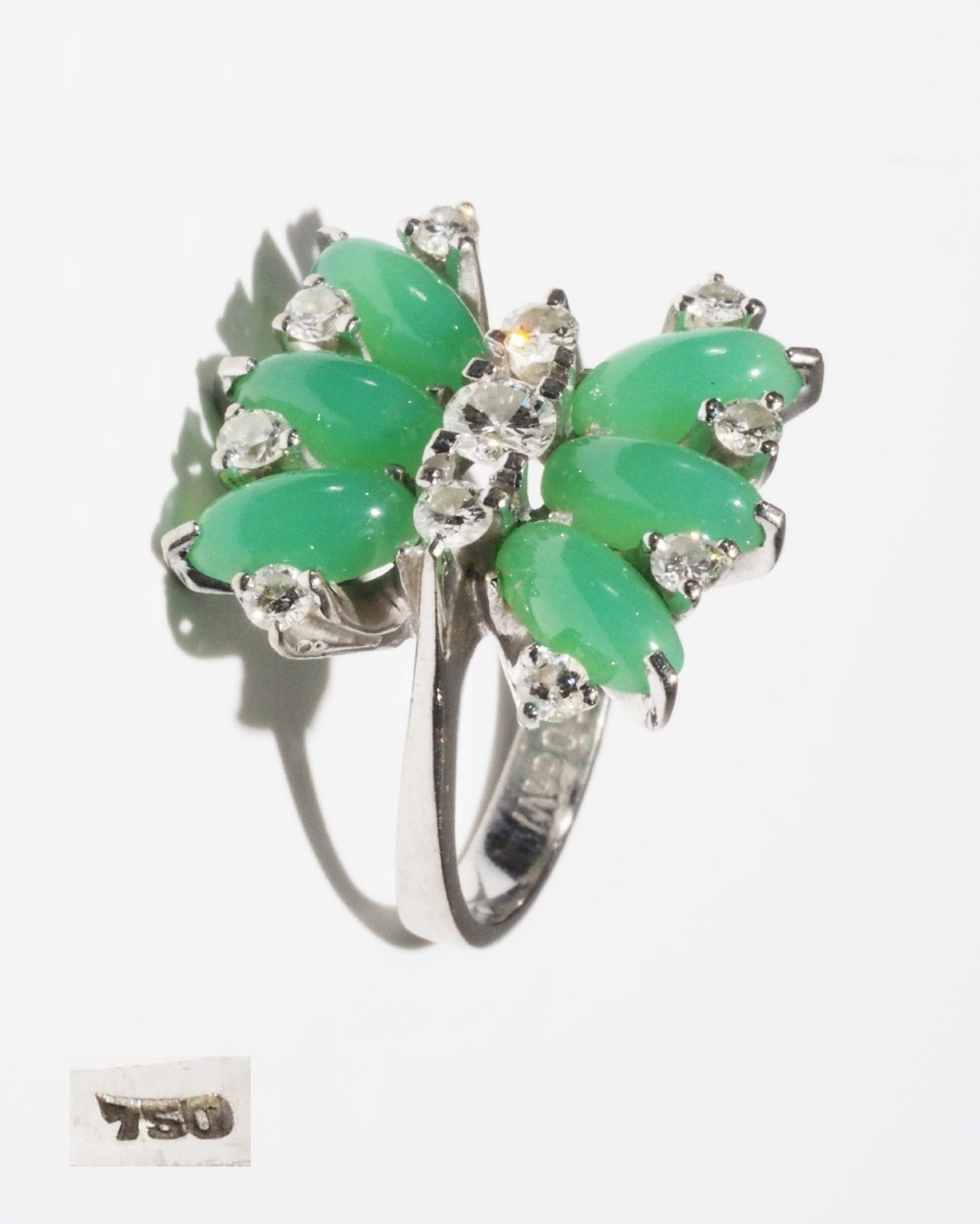 Ring mit Brillanten und Chrysoprase.