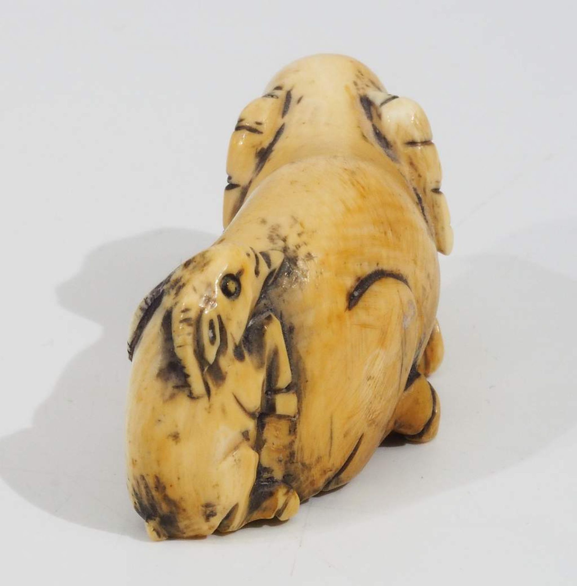 Netsuke, Kleine Schnitzfigur, Fabelwesen, "Liegende Ziege mit einem Jungen". - Image 4 of 6