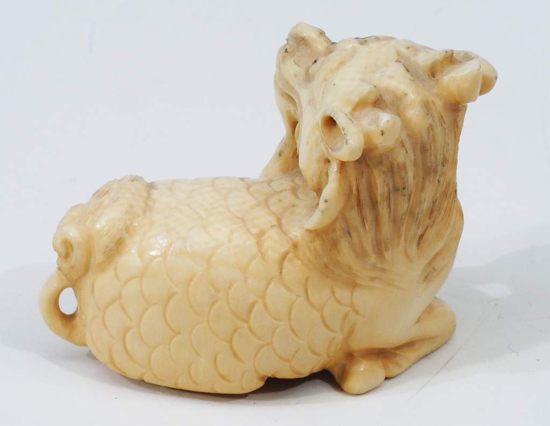 Netsuke, Kleine Schnitzfigur, Fabelwesen "Liegender Drache". - Image 3 of 6