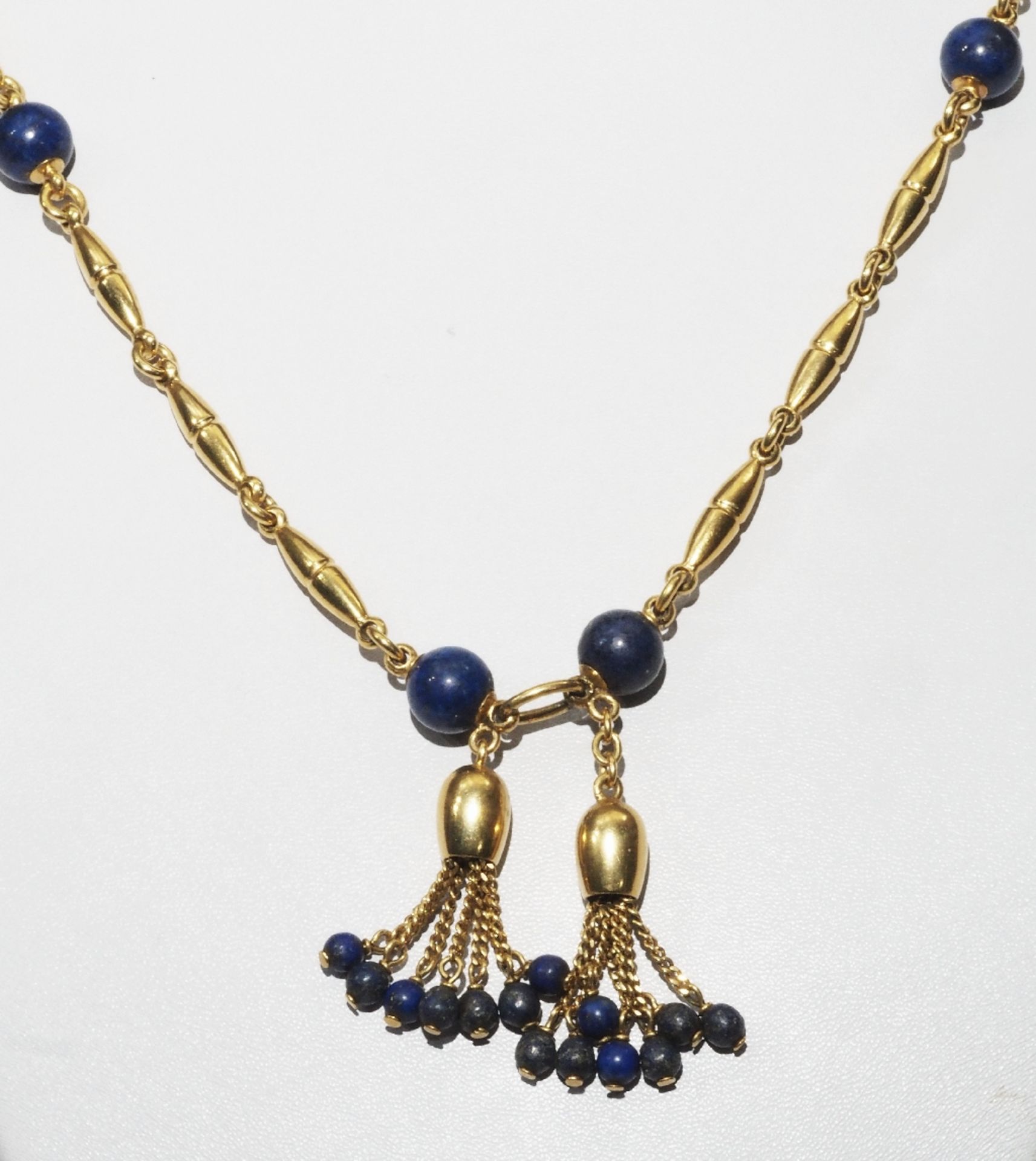 Gliederkette mit Lapis-Kugeln und zwei Abhängungen.