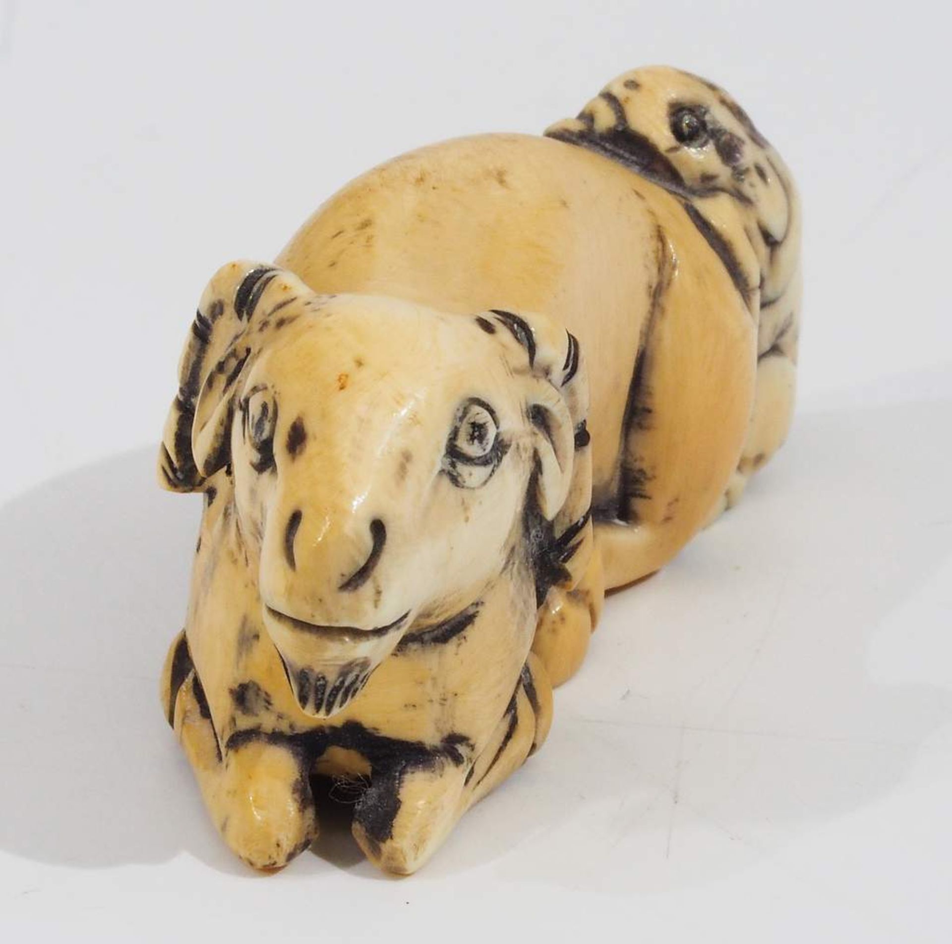 Netsuke, Kleine Schnitzfigur, Fabelwesen, "Liegende Ziege mit einem Jungen". - Bild 5 aus 6