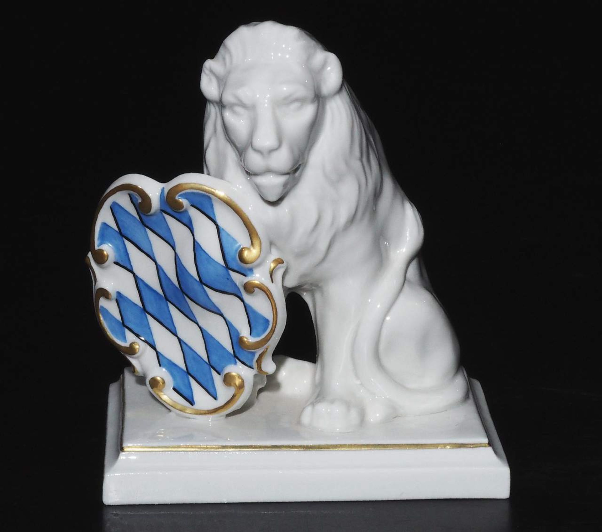 Sitzender Löwe mit blau-weißem Rautenschild - Bild 2 aus 7