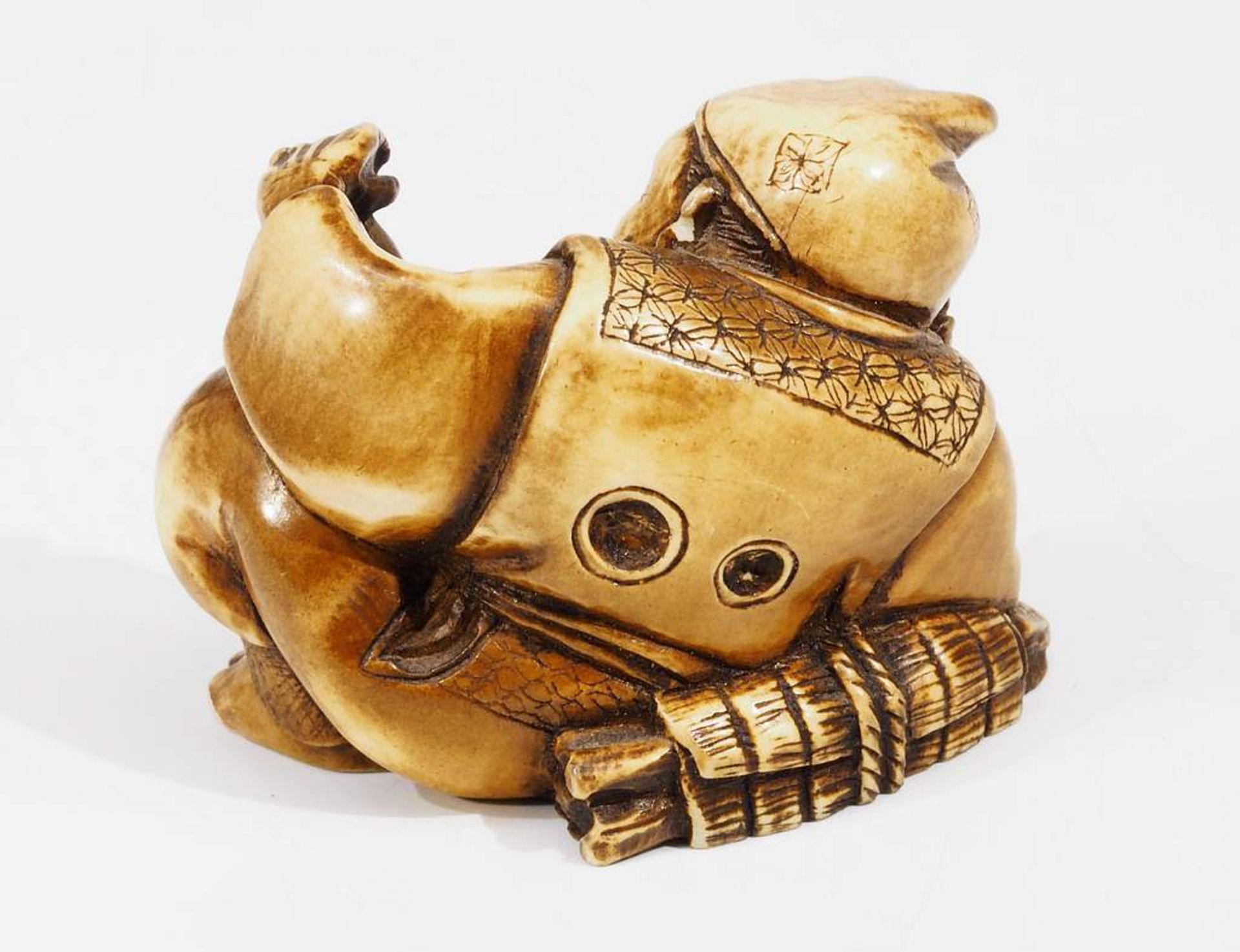 Netsuke, kleine Schnitzfigur "Ruhender Asiate" - Image 3 of 6