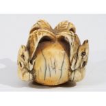 Netsuke, Kleine Schnitzfigur, zwei Mäuse auf einer Frucht