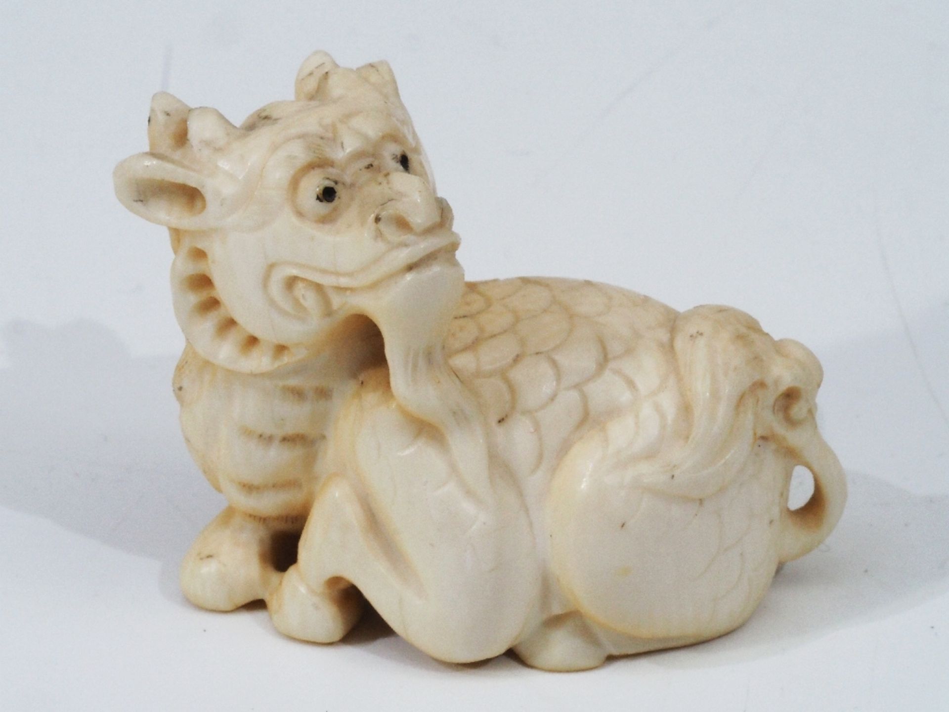 Netsuke, Kleine Schnitzfigur, Fabelwesen "Liegender Drache".