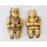 Zwei Netsuke, kleine Schnitzfiguren "Bauernpaar"