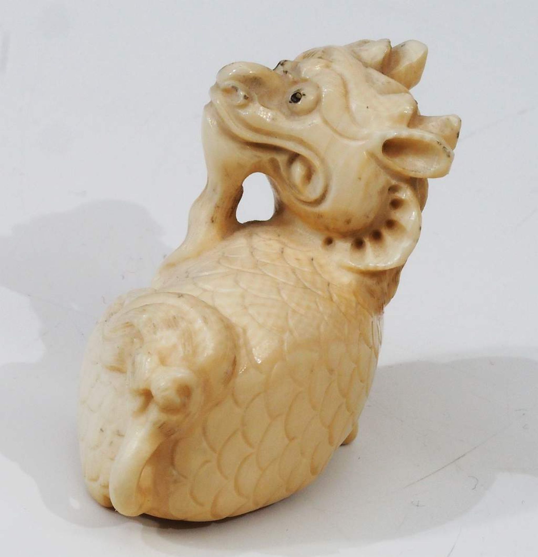 Netsuke, Kleine Schnitzfigur, Fabelwesen "Liegender Drache". - Image 5 of 6