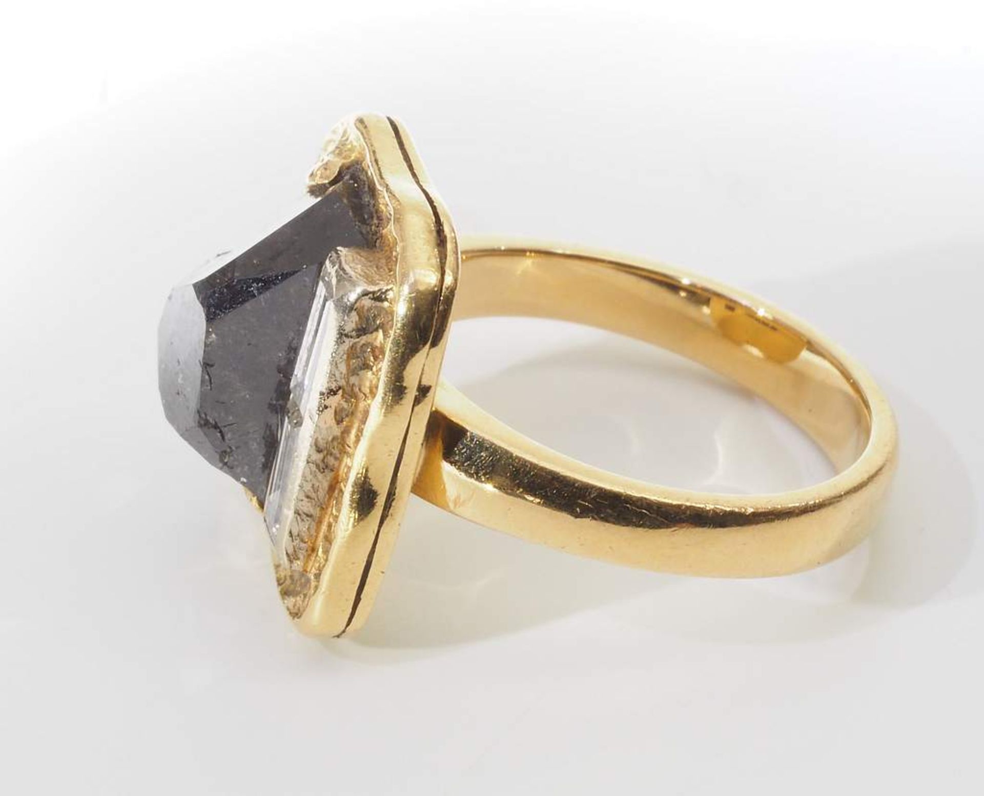 Ring mit schwarzen Diamanten und Diamantbaquetten. - Bild 3 aus 7