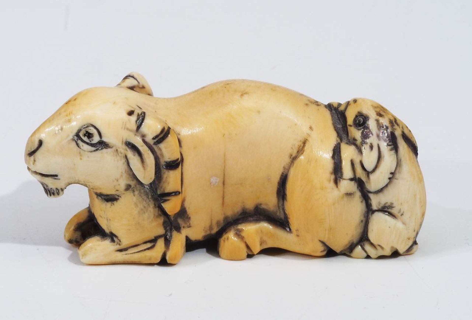 Netsuke, Kleine Schnitzfigur, Fabelwesen, "Liegende Ziege mit einem Jungen". - Bild 2 aus 6