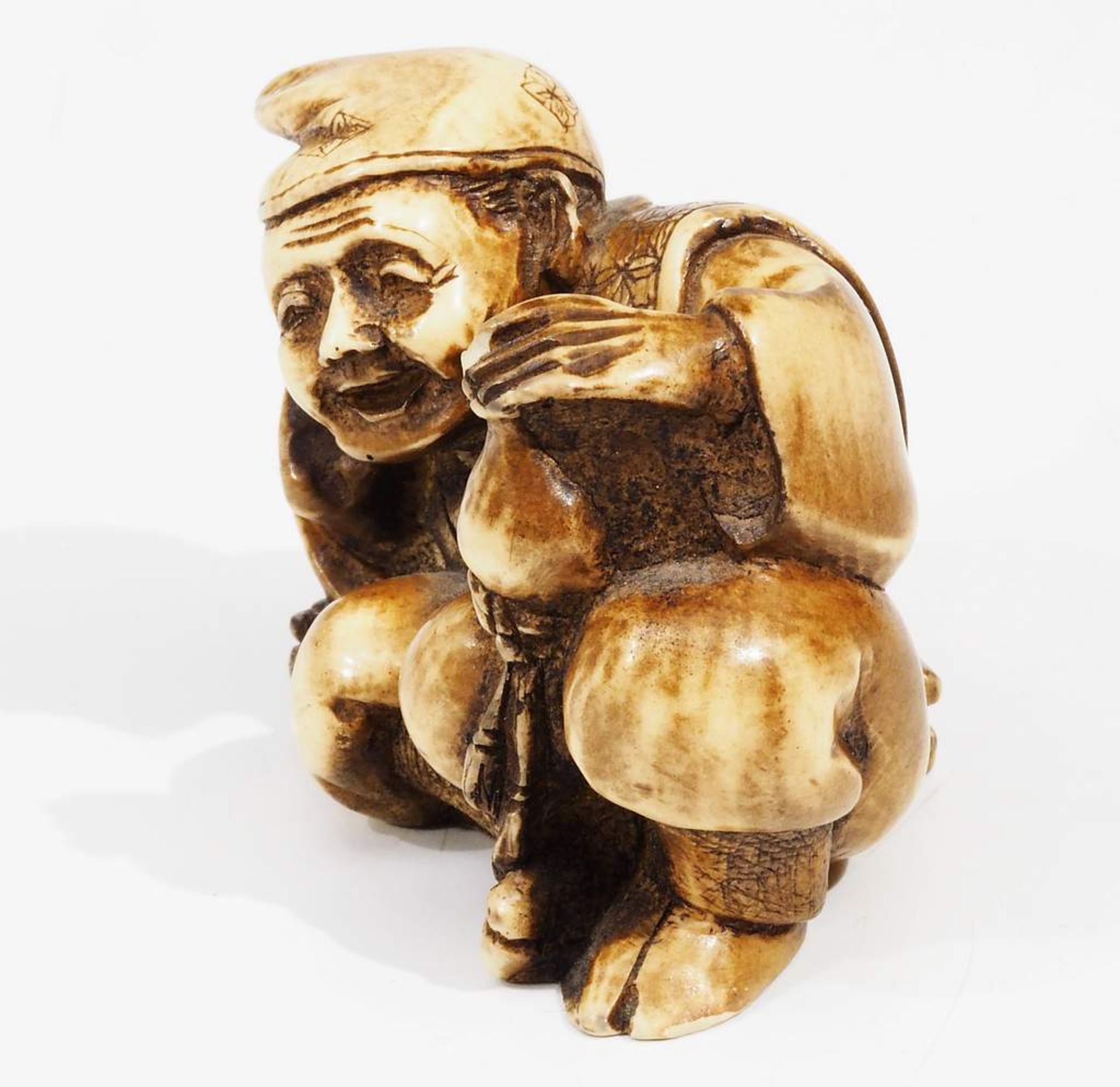 Netsuke, kleine Schnitzfigur "Ruhender Asiate" - Image 5 of 6