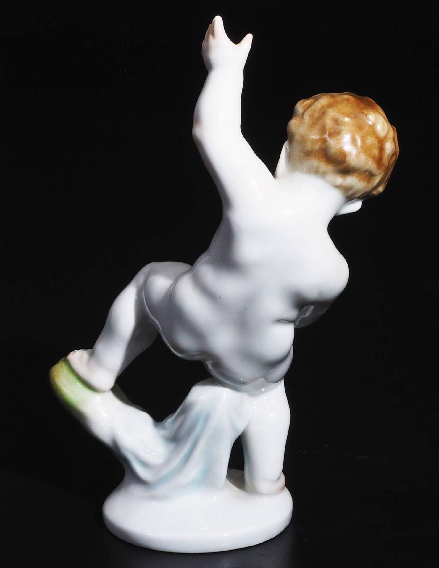 Kinderfigur "Frecher Putto", steht an einem drapiertem Baumstumpf. HEREND/Ungarn. - Image 3 of 7