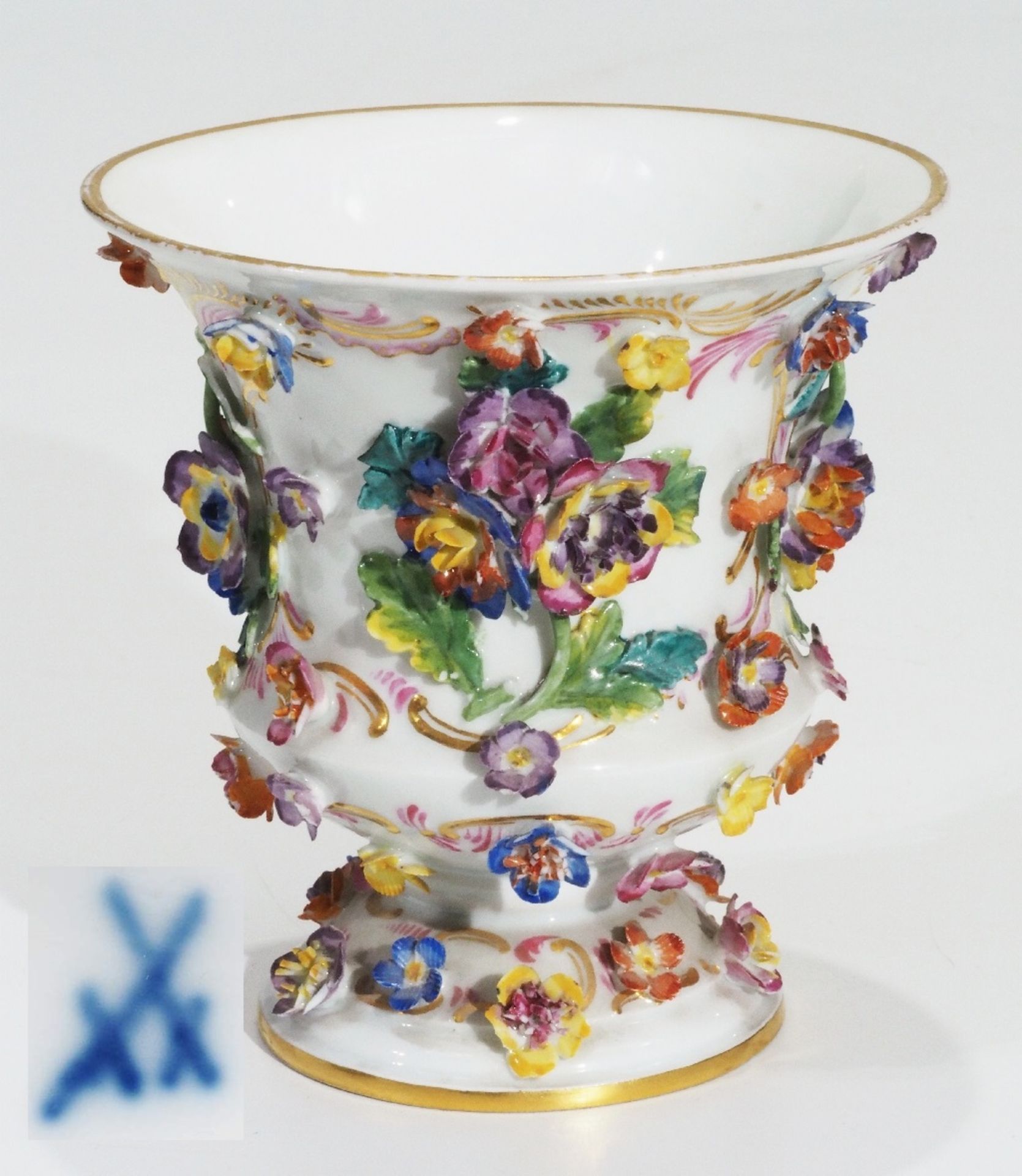 Kleine Kelchvase mit plstischem Blütendekor. MEISSEN