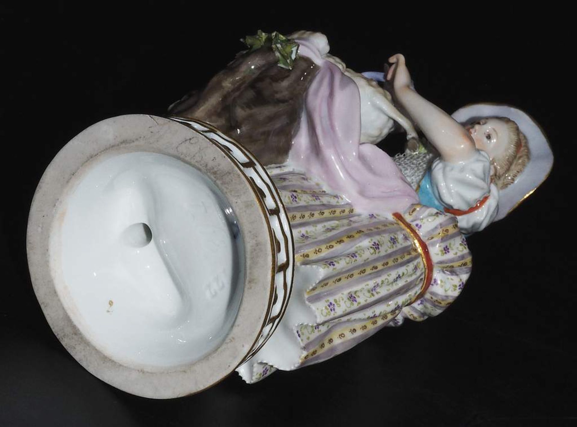 Figurengruppe "Mädchen mit Lamm", MEISSEN, Ende 19. Jahrhundert. - Image 6 of 7