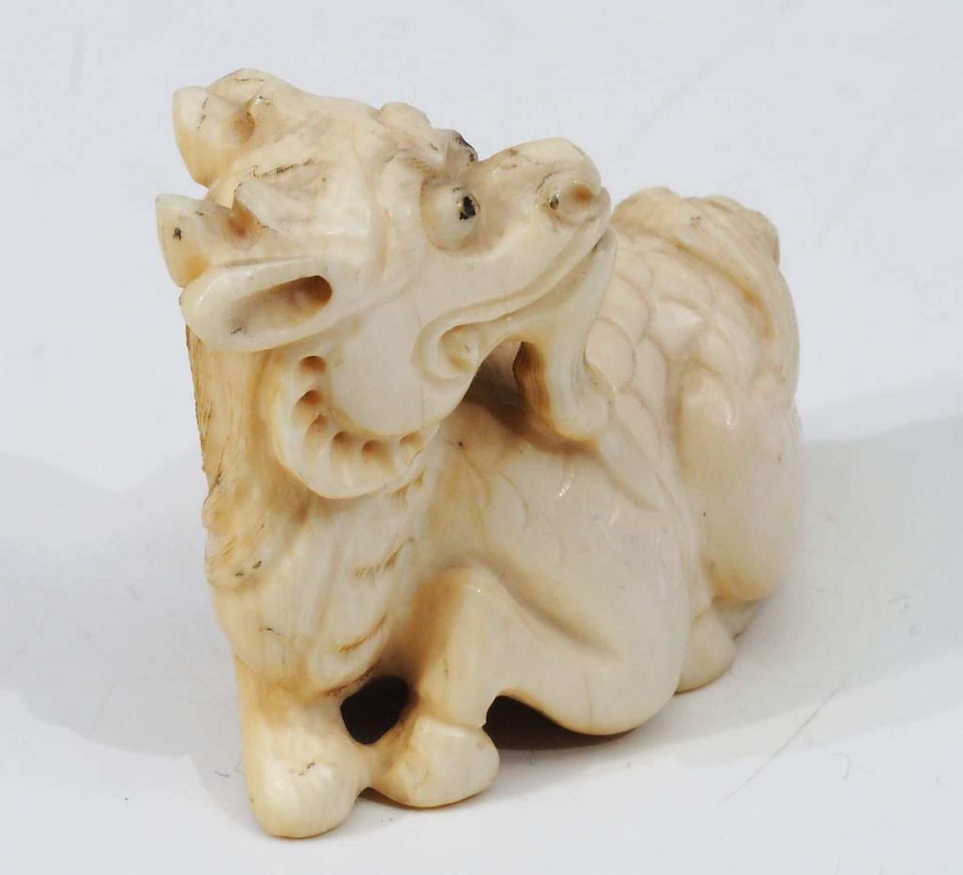 Netsuke, Kleine Schnitzfigur, Fabelwesen "Liegender Drache". - Image 4 of 6