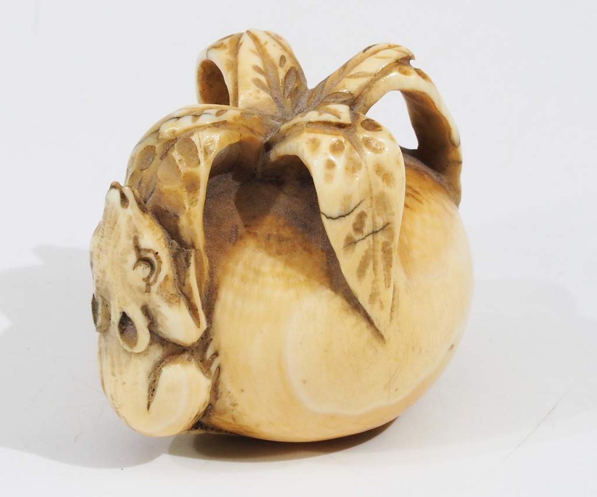 Netsuke, Kleine Schnitzfigur, zwei Mäuse auf einer Frucht - Image 3 of 6