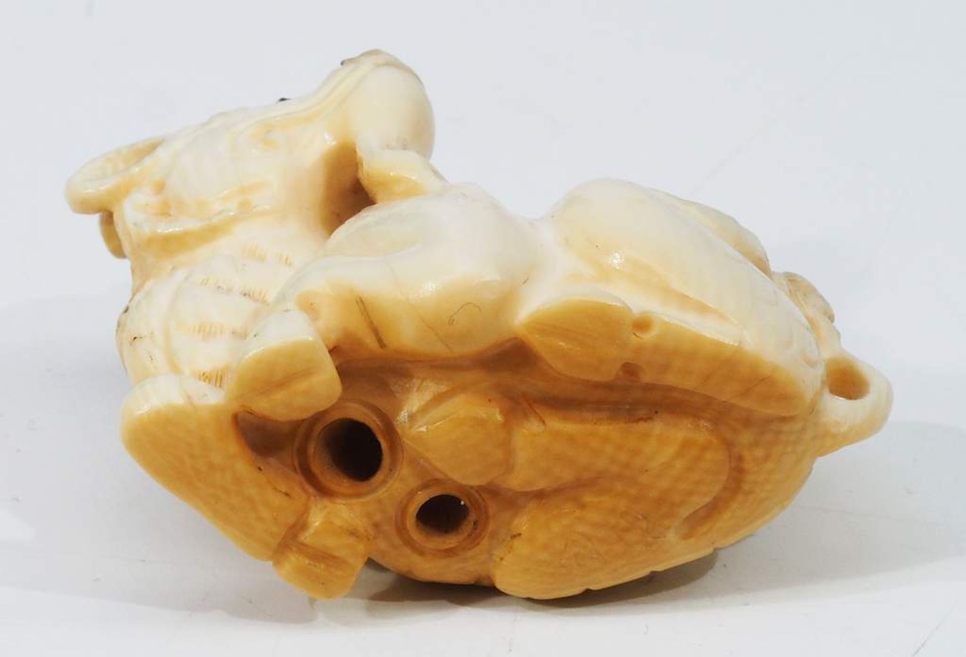 Netsuke, Kleine Schnitzfigur, Fabelwesen "Liegender Drache". - Image 6 of 6