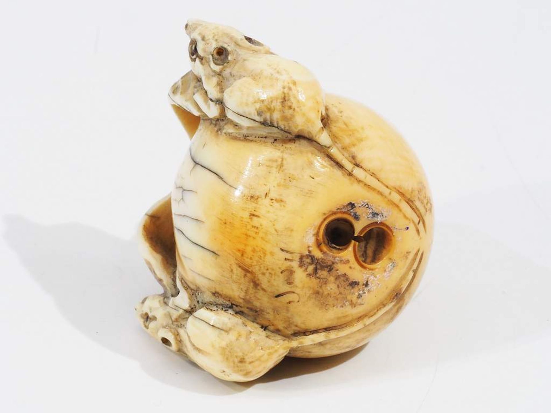 Netsuke, Kleine Schnitzfigur, zwei Mäuse auf einer Frucht - Image 6 of 6