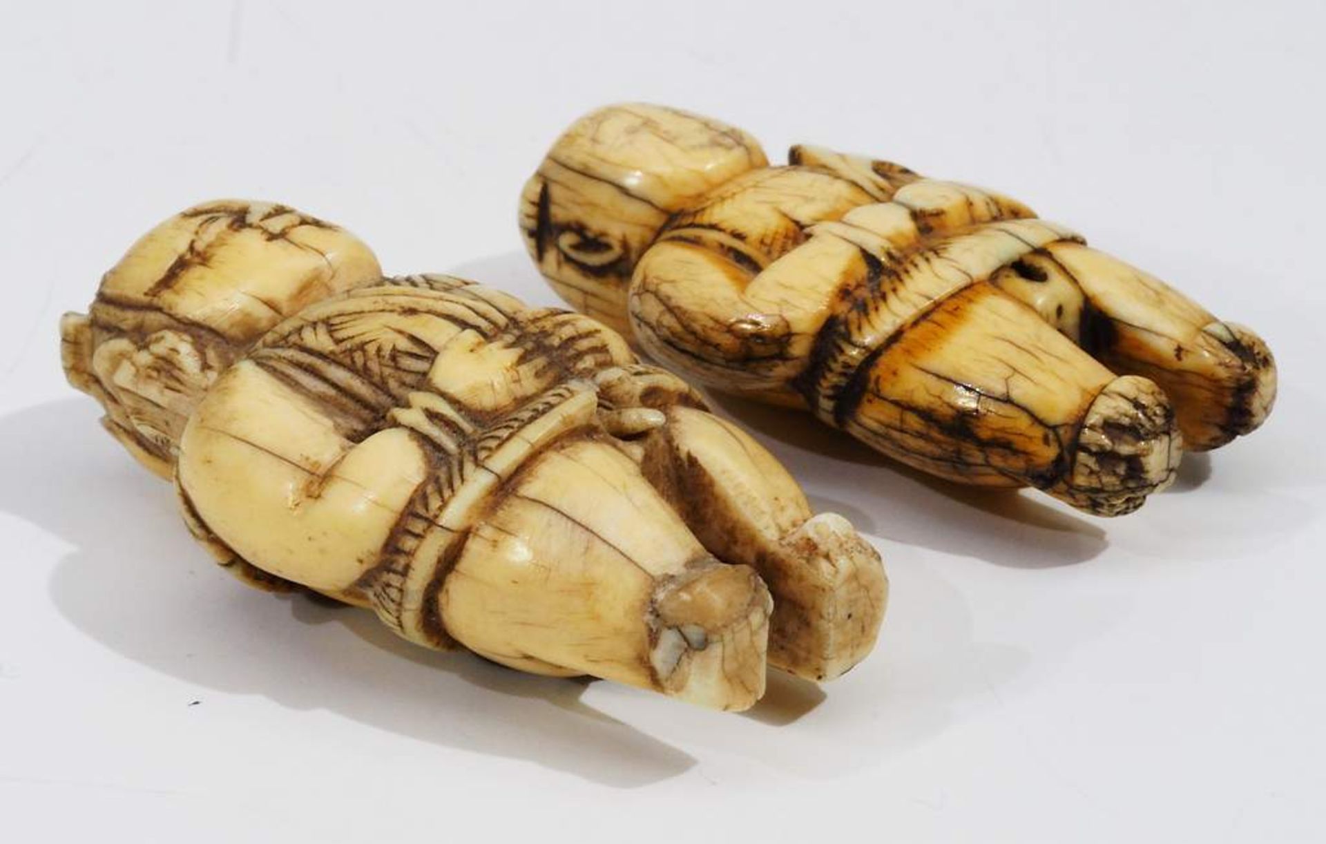 Zwei Netsuke, kleine Schnitzfiguren "Bauernpaar" - Bild 4 aus 5