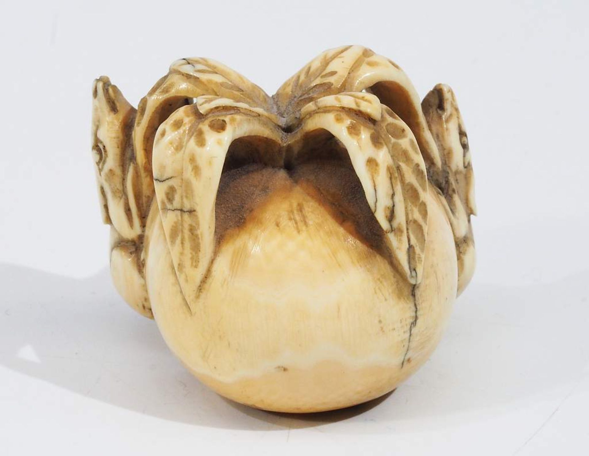 Netsuke, Kleine Schnitzfigur, zwei Mäuse auf einer Frucht - Image 5 of 6