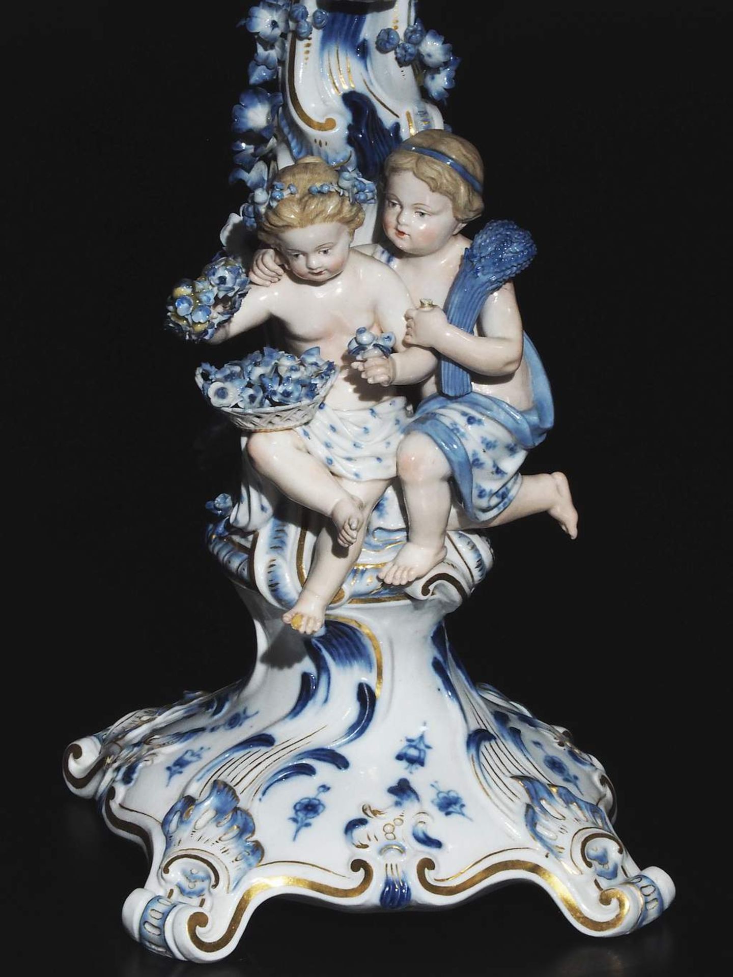 Große Kaminuhr mit zwei Kerzenleuchter. MEISSEN, "Die vier Jahreszeiten", - Image 11 of 11