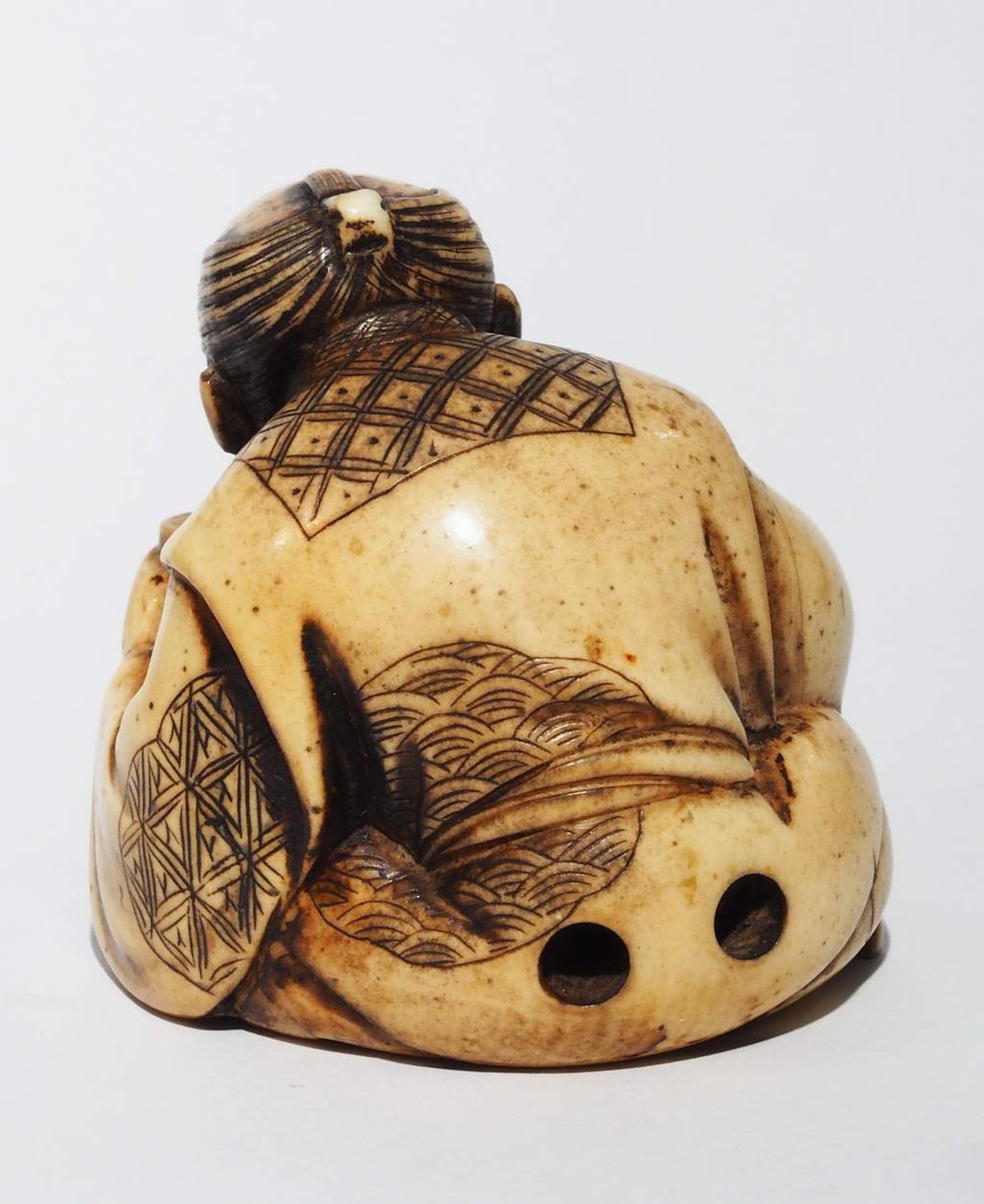 Netsuke, Japan, Kleine Schnitzfigur. - Bild 5 aus 8