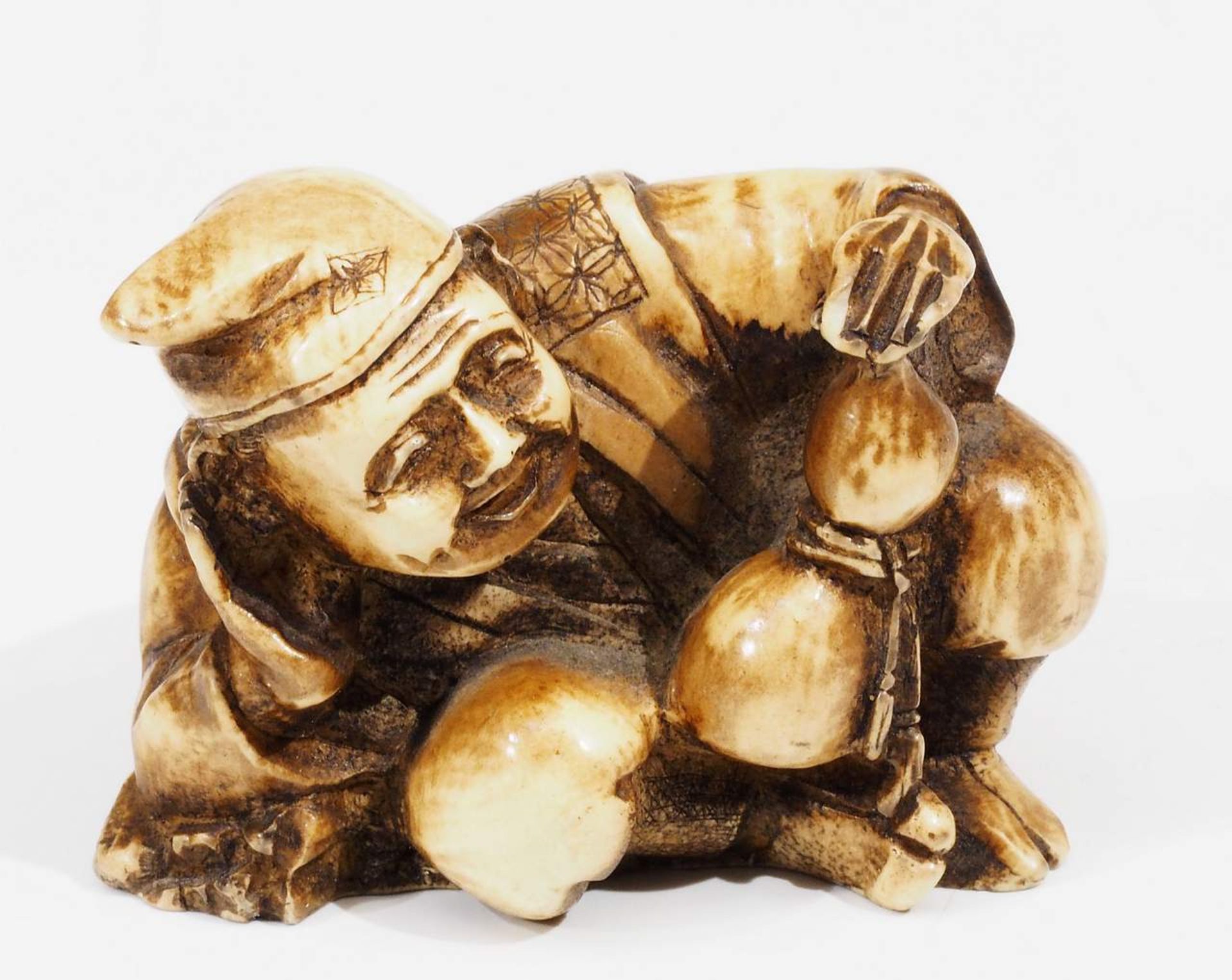 Netsuke, kleine Schnitzfigur, 20. Jahrhundert. "Ruhender Asiate" . - Image 2 of 6